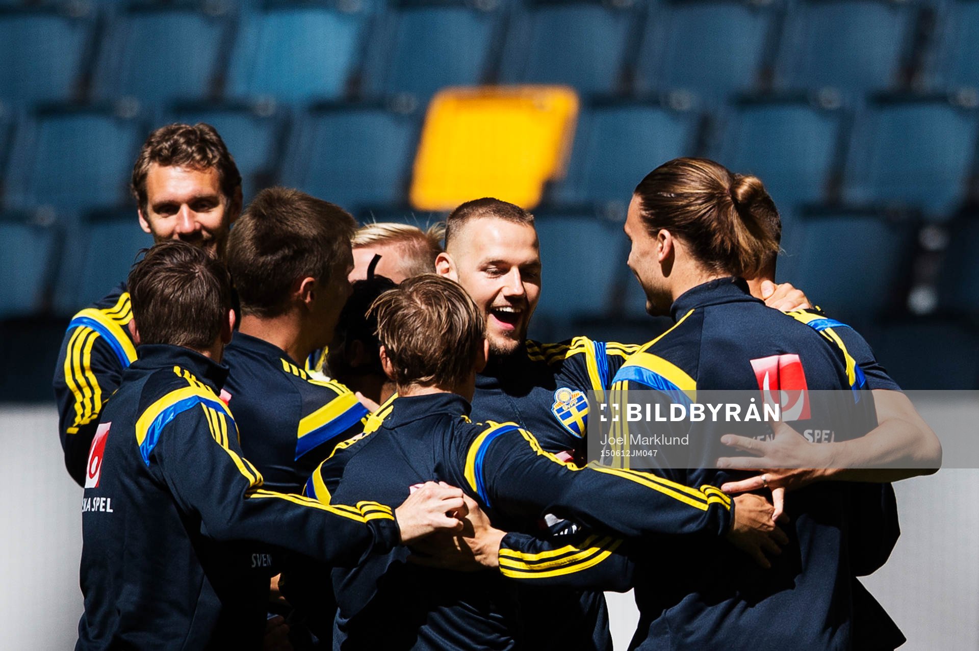 Alexander Milosevic med lagkamrater i en gruppkram
