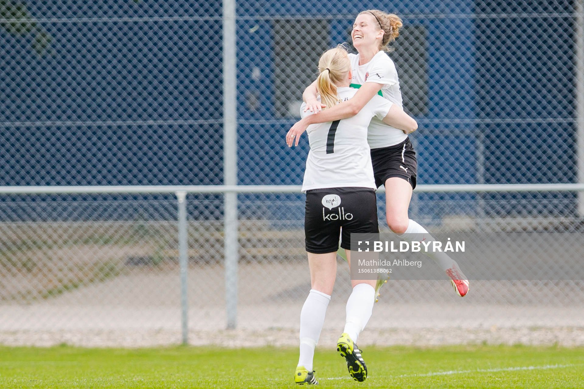 Hittarps Hanna Albinsson, med ryggen år kameran, firar Lina Larssons mål tillsammans med Lina Larsson under fotbollsmatchen i dam Division 1 Södra Götaland mellan Stattena och Hittarp den 13 Juni 2015 i Helsingborg.