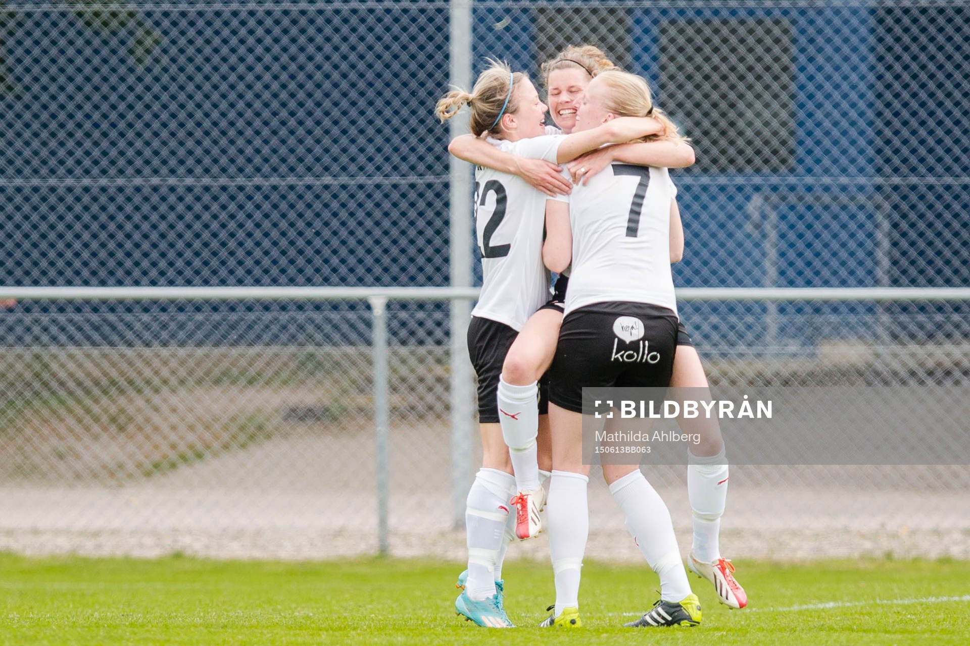 Hittarps Lina Larsson firar sitt mål tillsammans med lagkamrater under fotbollsmatchen i dam Division 1 Södra Götaland mellan Stattena och Hittarp den 13 Juni 2015 i Helsingborg.