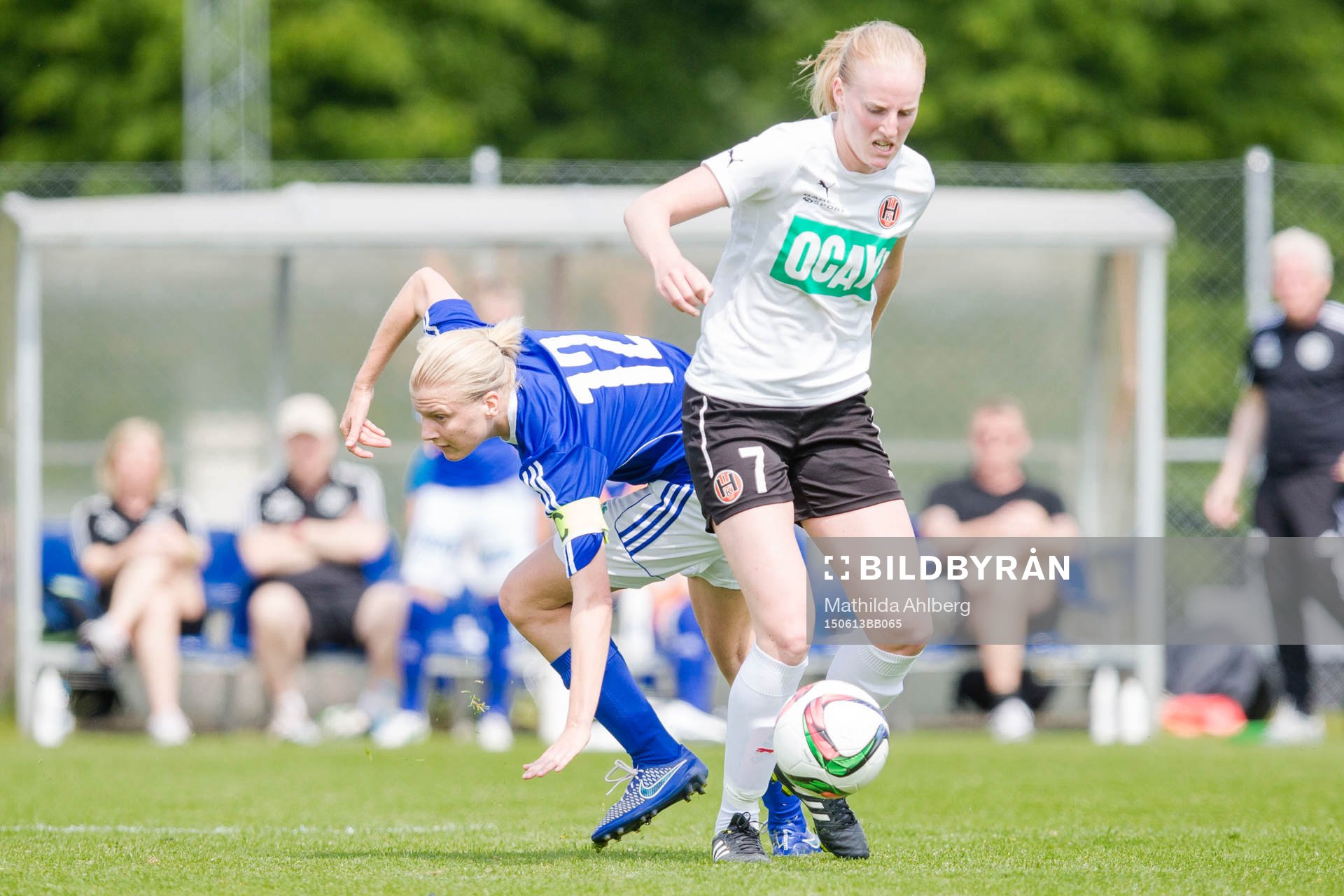 Hittarps Hanna Albinsson tar sig förbi Stattenas Josefine Norstedt under fotbollsmatchen i dam Division 1 Södra Götaland mellan Stattena och Hittarp den 13 Juni 2015 i Helsingborg.