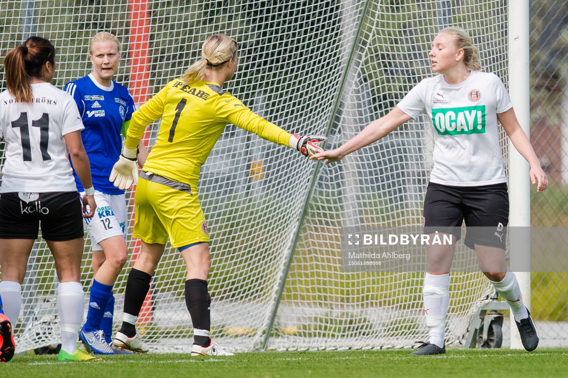 Hittarps  målvakt Maria Edman Falke tackar lagkamraten