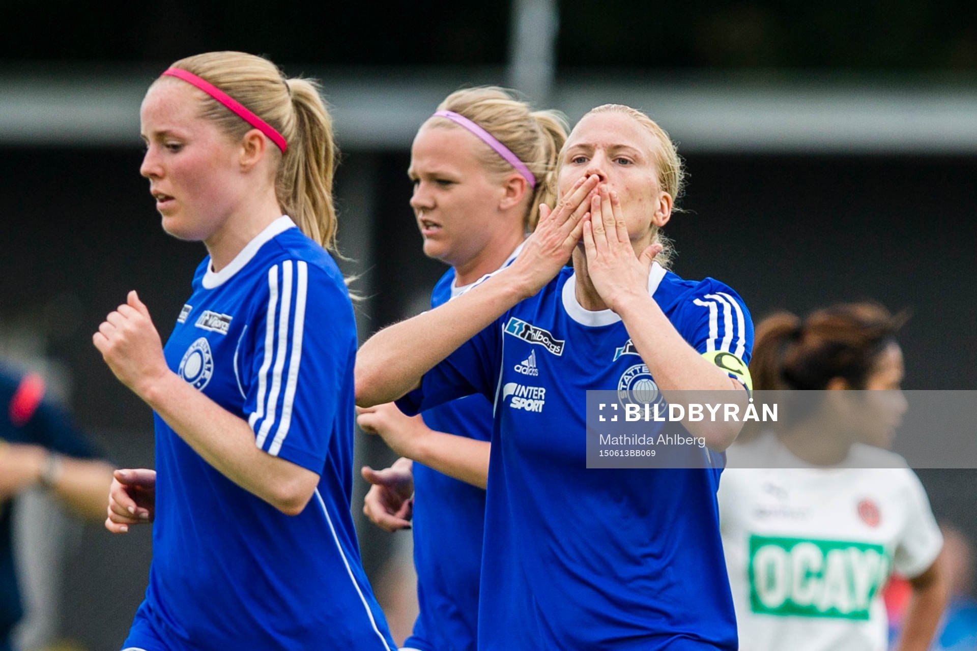 Stattenas Josefine Norstedt tackar publiken efter att ha gjort kvitteringmål till 1-2 under fotbollsmatchen i dam Division 1 Södra Götaland mellan Stattena och Hittarp den 13 Juni 2015 i Helsingborg.