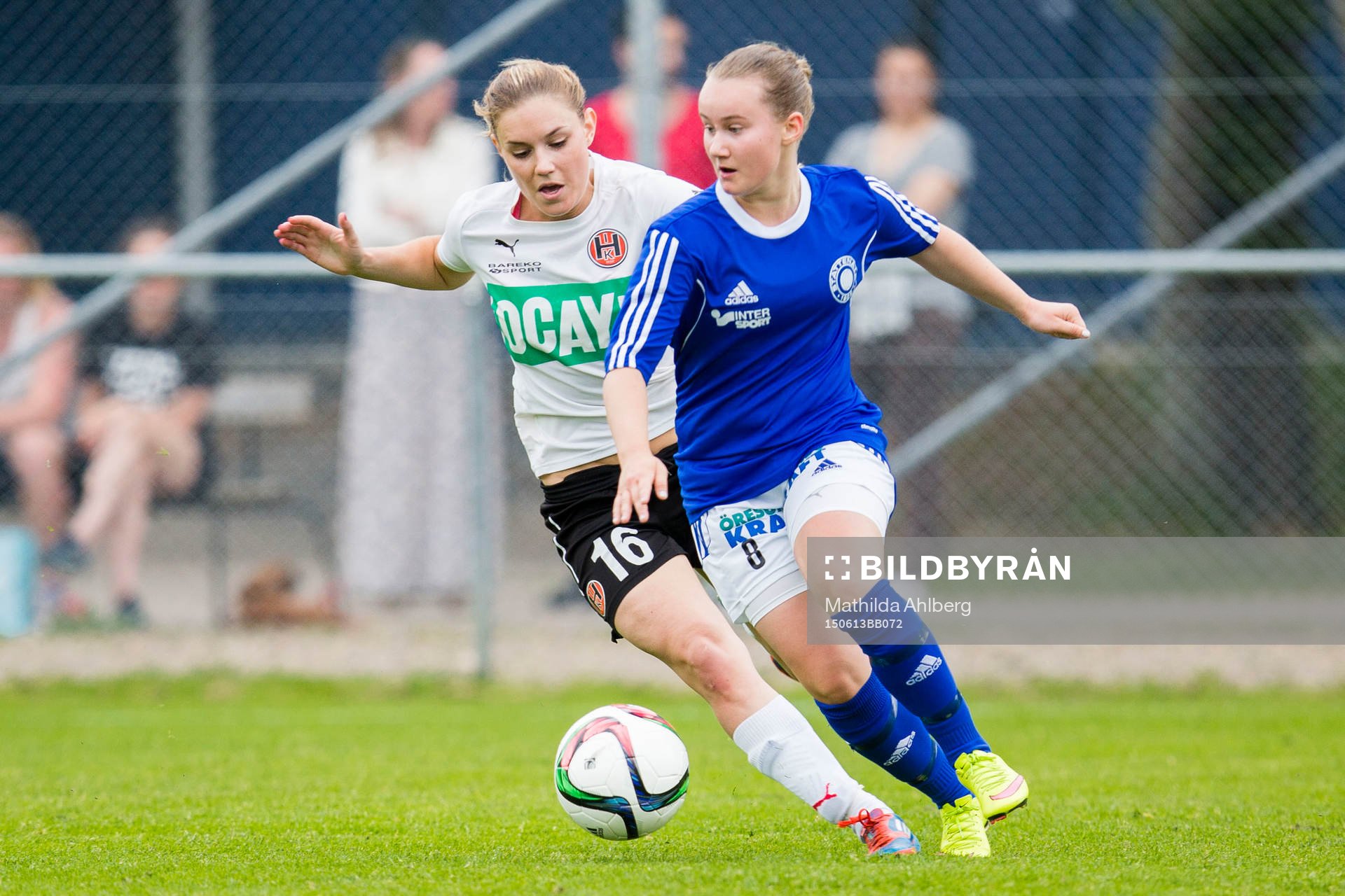 Hittarps Anna Sjöstrand försöker komma ikapp Stattenas Sanna Nilsson under fotbollsmatchen i dam Division 1 Södra Götaland mellan Stattena och Hittarp den 13 Juni 2015 i Helsingborg.