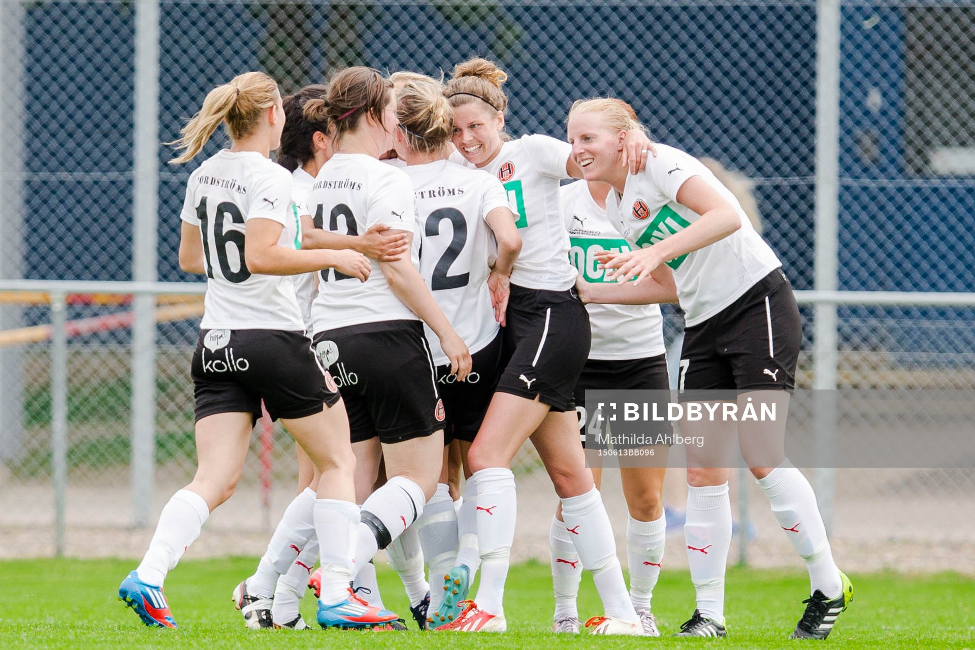 Hittarps spelare firar Lina Larssons mål