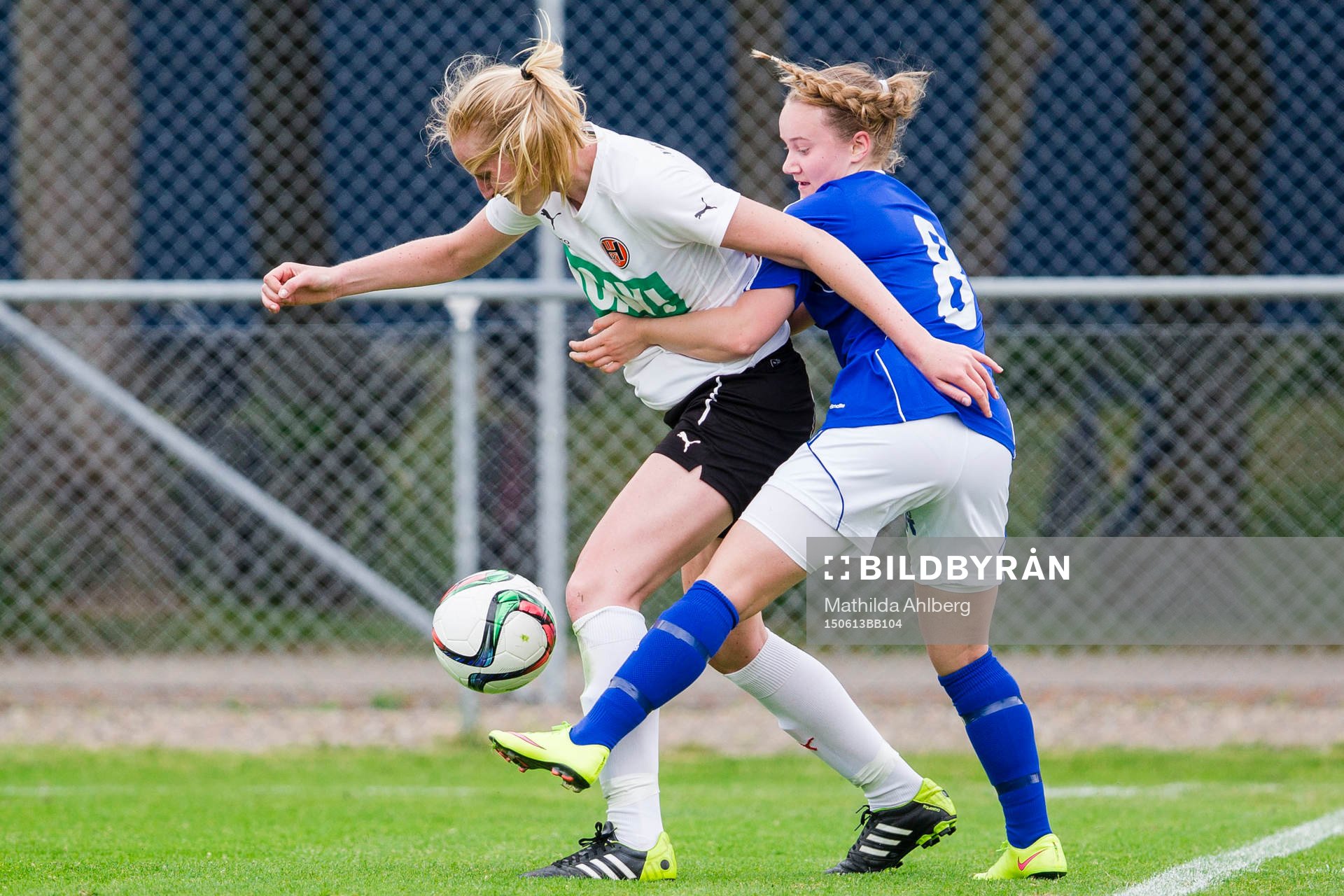 Hittarps Hanna Albinsson försöker ta sig förbi Stattenas