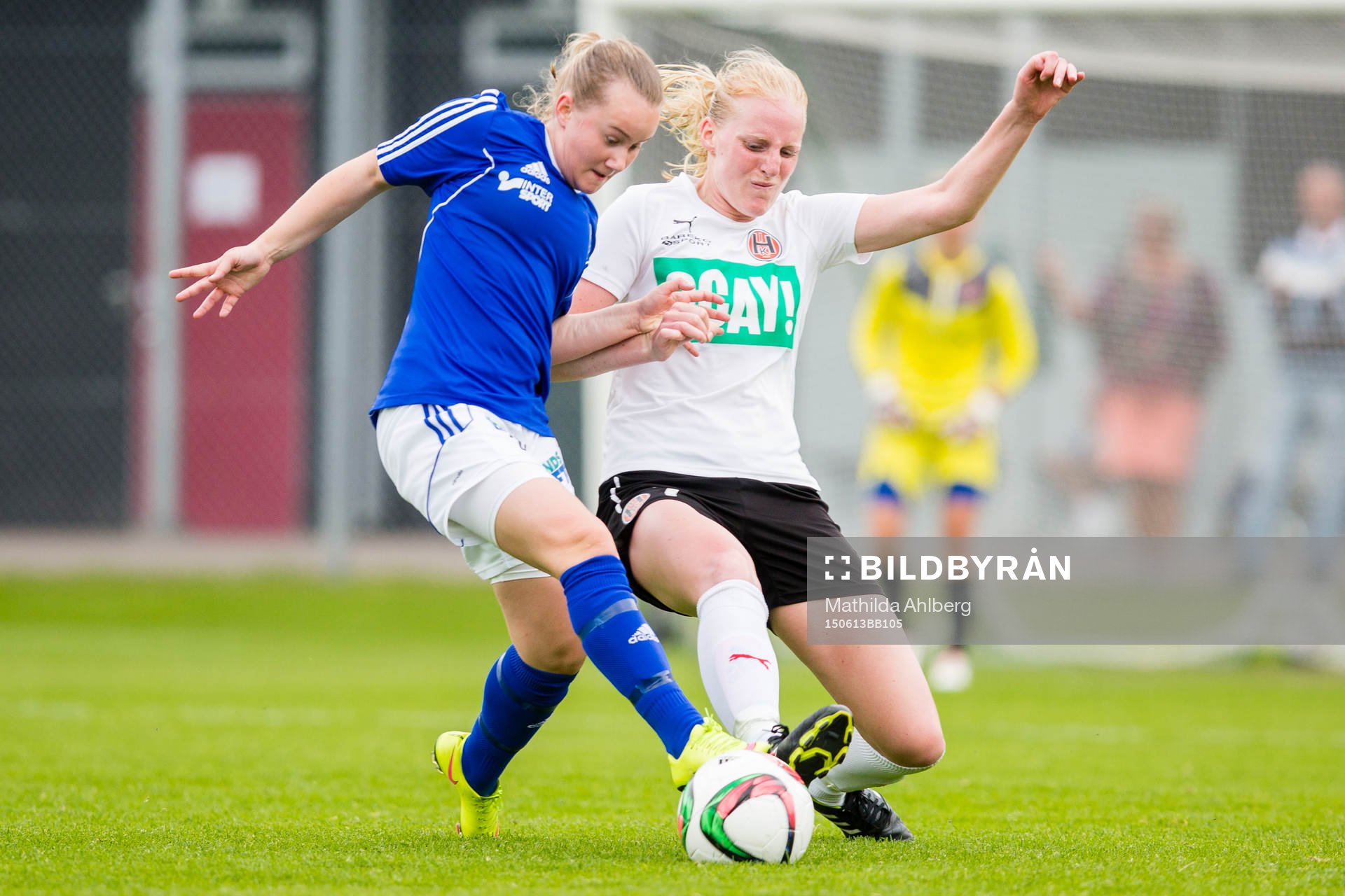 Stattenas Sanna Nilsson i närkamp med Hittarps Hanna Albinsson under fotbollsmatchen i dam Division 1 Södra Götaland mellan Stattena och Hittarp den 13 Juni 2015 i Helsingborg.