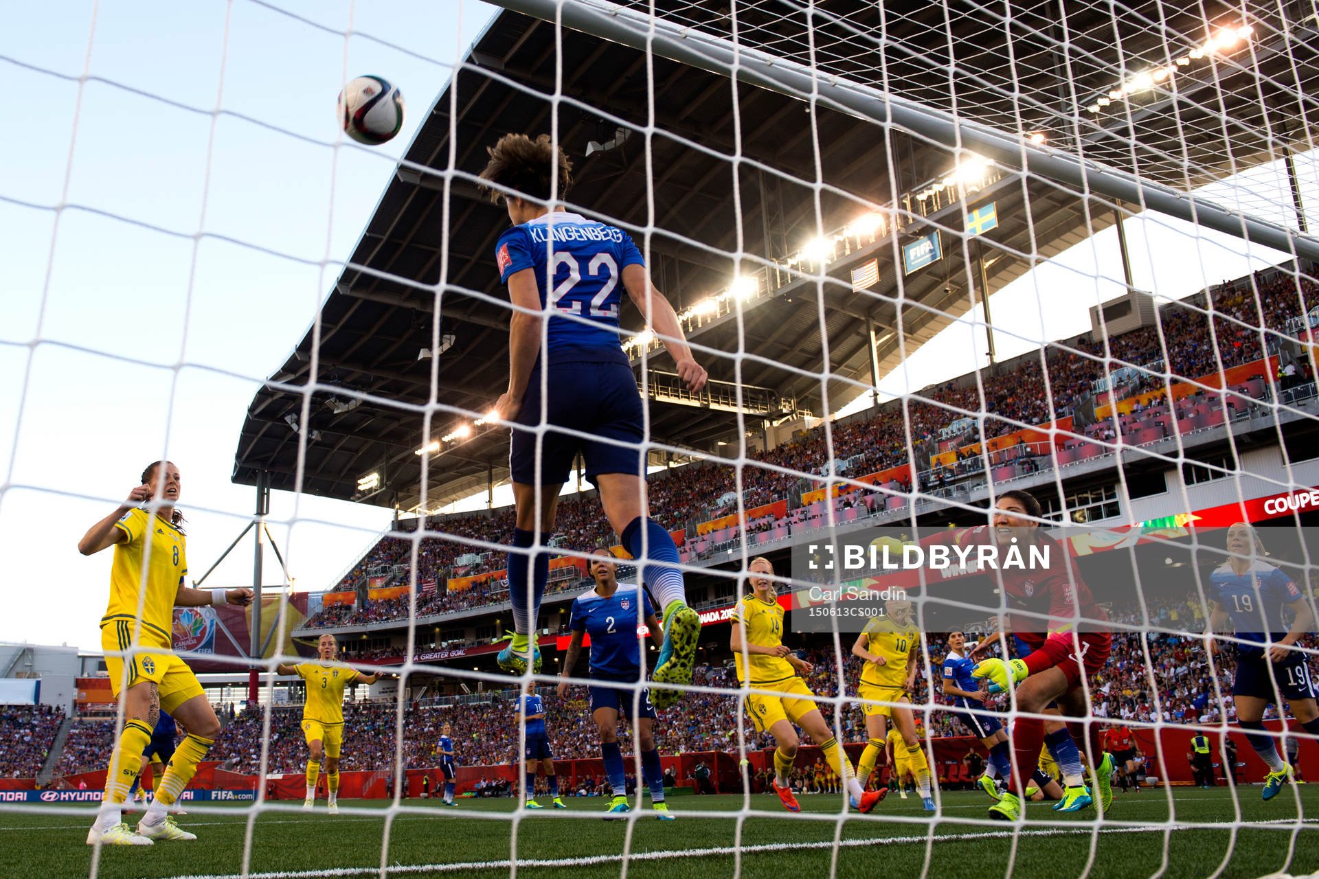 s Meghan Klingenberg räddar ett skott på mållinjen