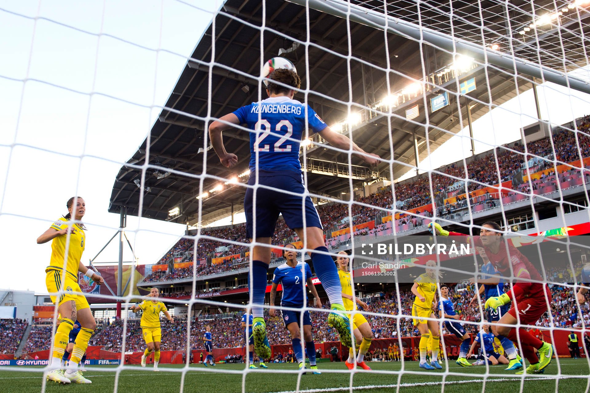s Meghan Klingenberg räddar ett skott på mållinjen
