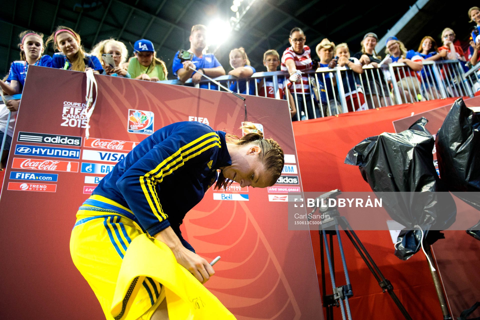 Sveriges Lotta Schelin skriver autografer