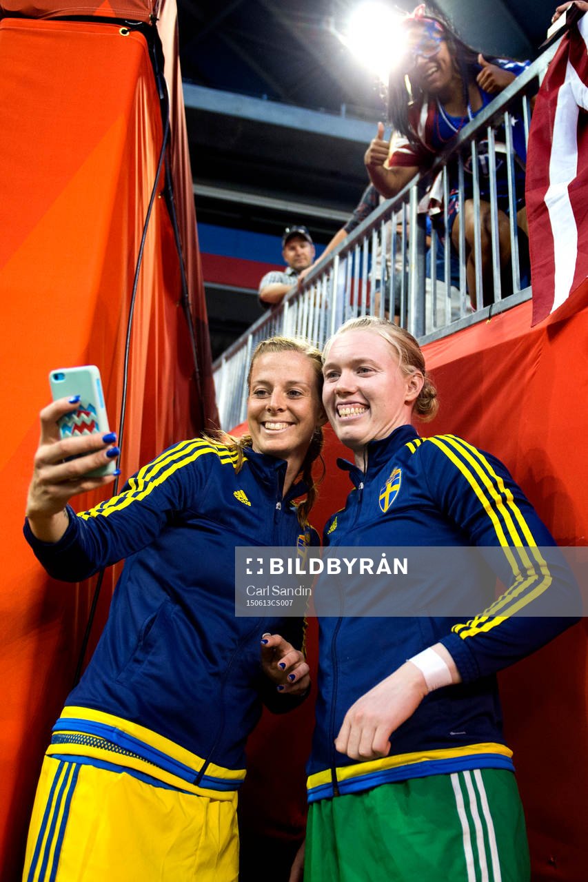 Sveriges Lotta Schelin och målvakt Hedvig Lindahl tar