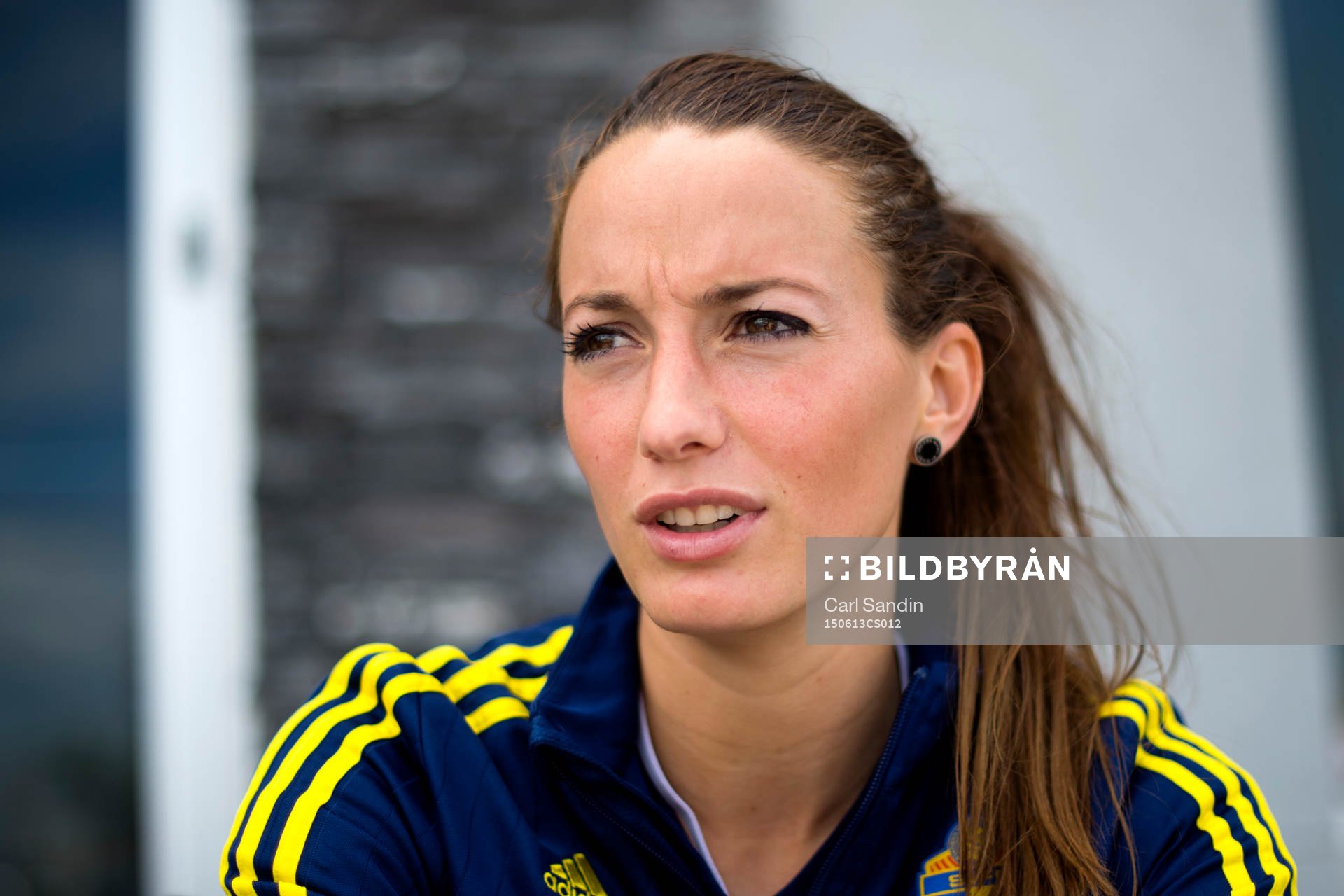 Sveriges Kosovare Asllani blir intervjuad under en pressträff med det svenska landslaget den 13 juni 2015 i Winnipeg.