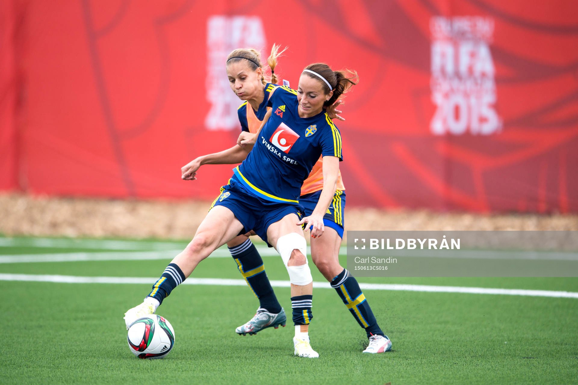 Sveriges Charlotte Rohlin i närkamp med Kosovare Asllani  under en träning med det svenska landslaget den 13 juni 2015 i Winnipeg.