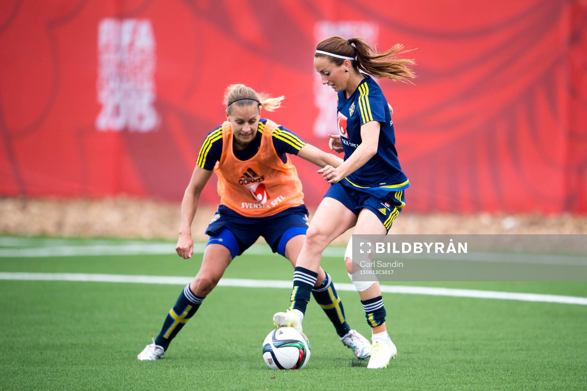 Sveriges Charlotte Rohlin i närkamp med Kosovare Asllani under en träning med det svenska landslaget den 13 juni 2015 i Winnipeg.