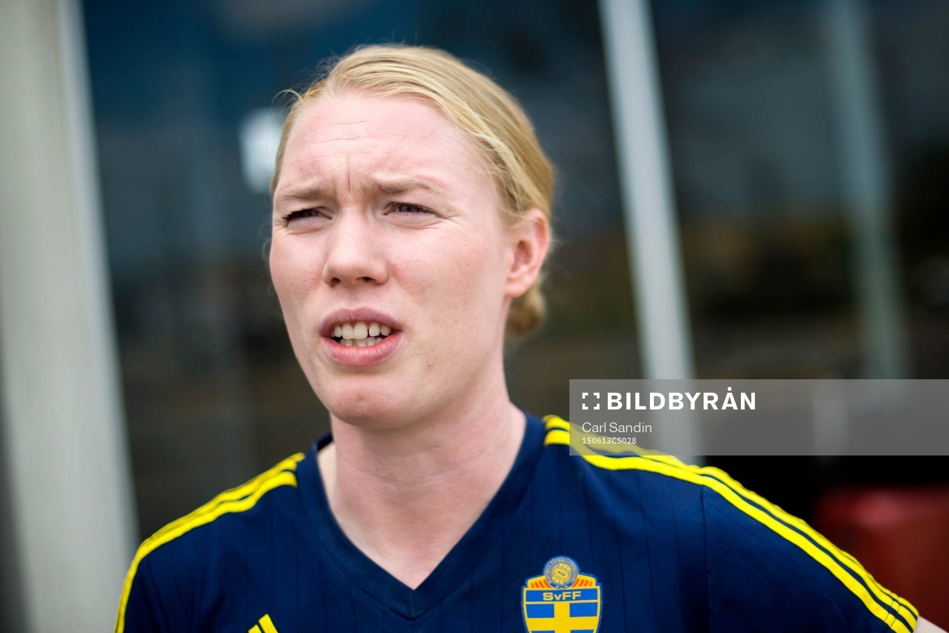 Sveriges målvakt Hedvig Lindahl blir intervjuad