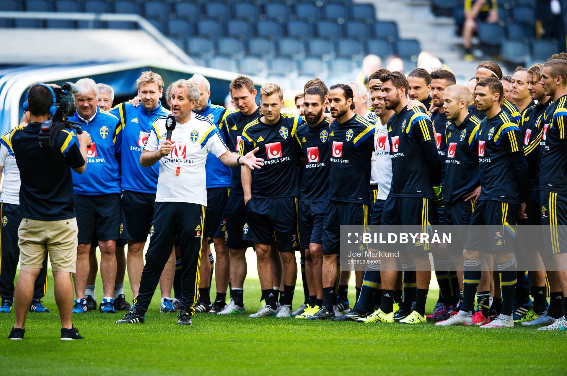 Förbundskapten Erik Hamrén och hans spelare spelar in en