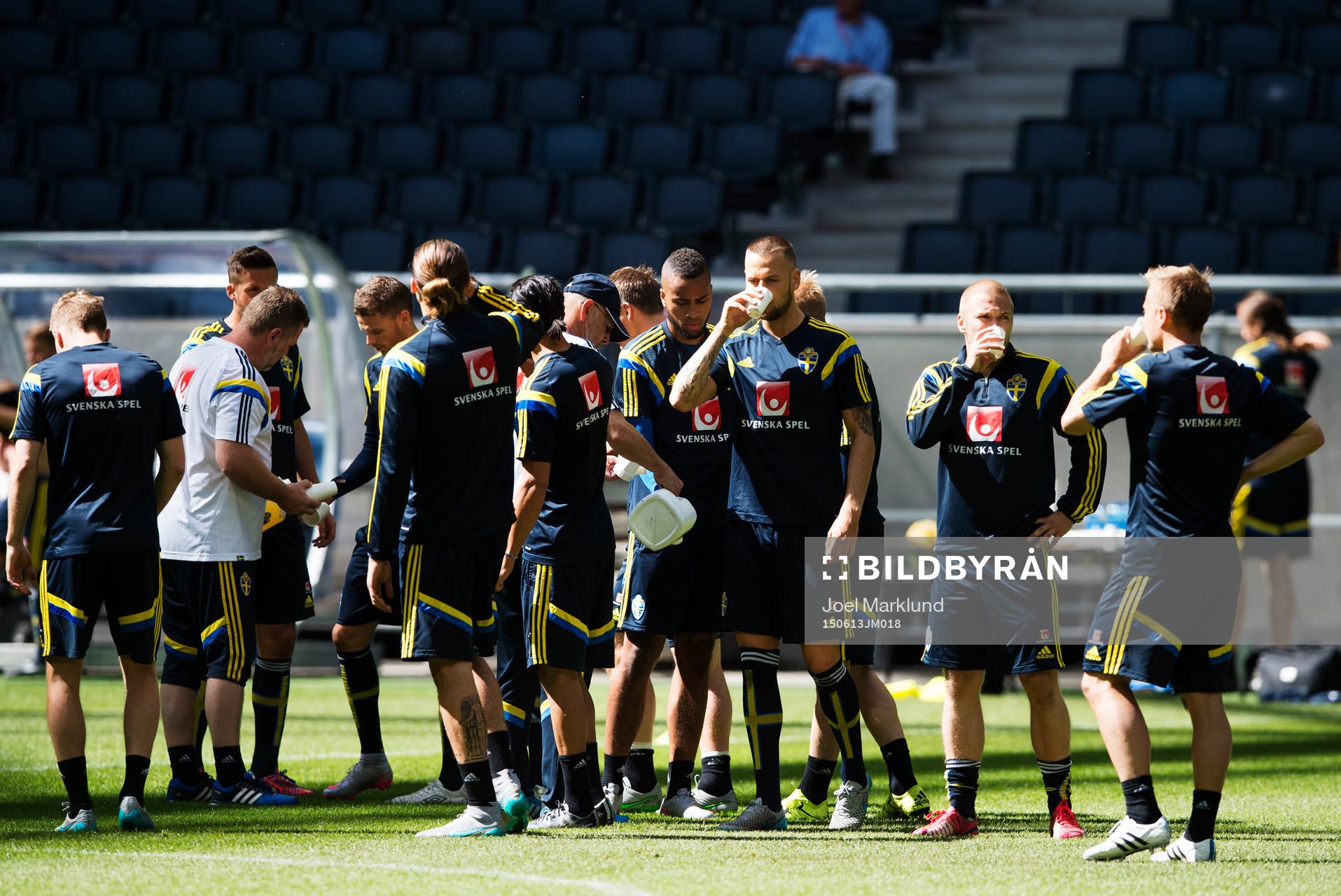 Spelare dricker vatten under Sveriges fotbollslandslags träning den 13 juni 2015 i Stockholm.