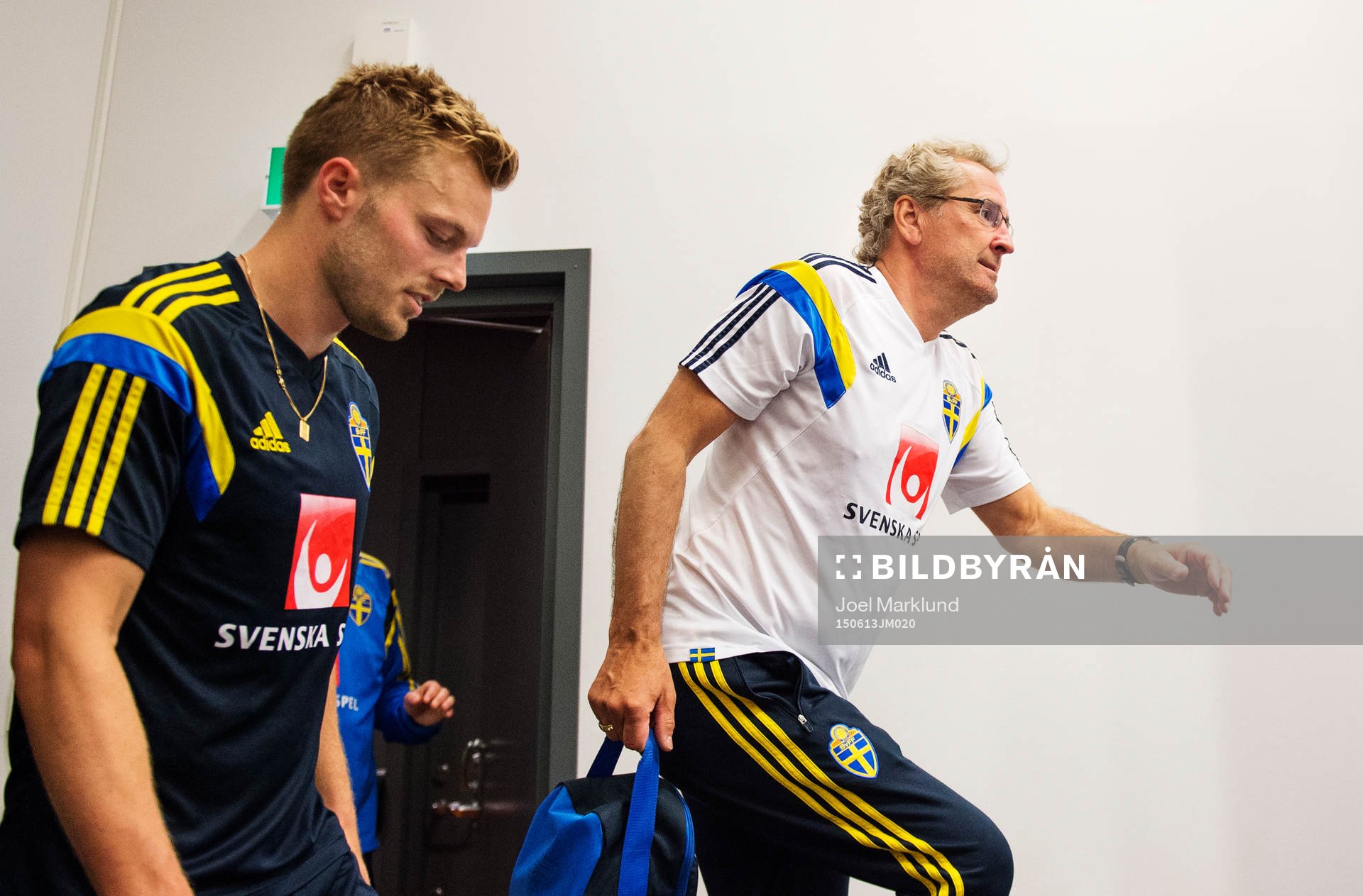 Sebastian Larsson och förbundskapten Erik Hamrén på väg