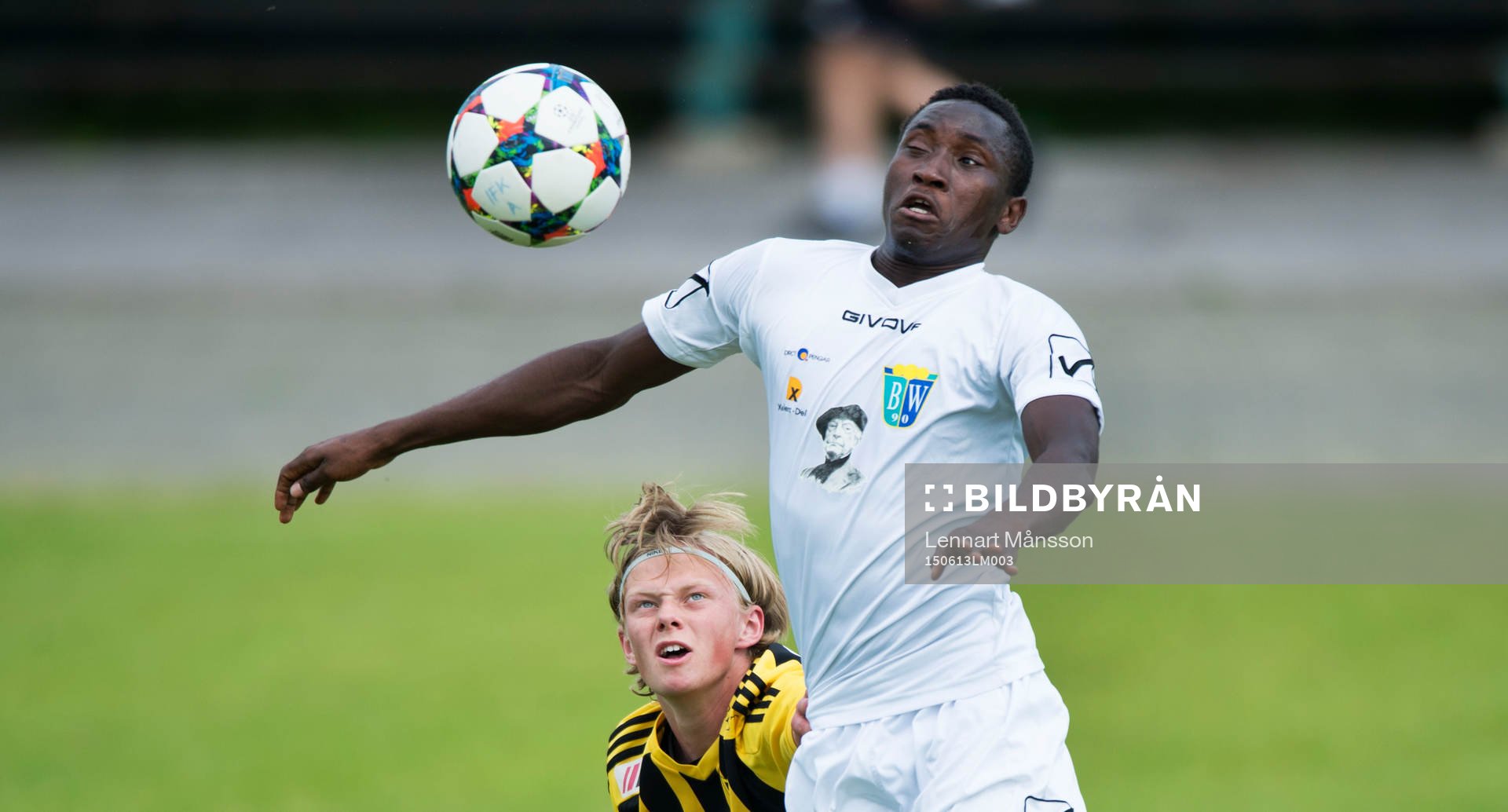 IFK Hässleholms Philip Bengtsson kollar in när BW90:s Mamudu Moro tar ner bollen i matchen i division 2 mellan IFK Hässleholm och BW90 i Hässleholm 13 juni 2015.