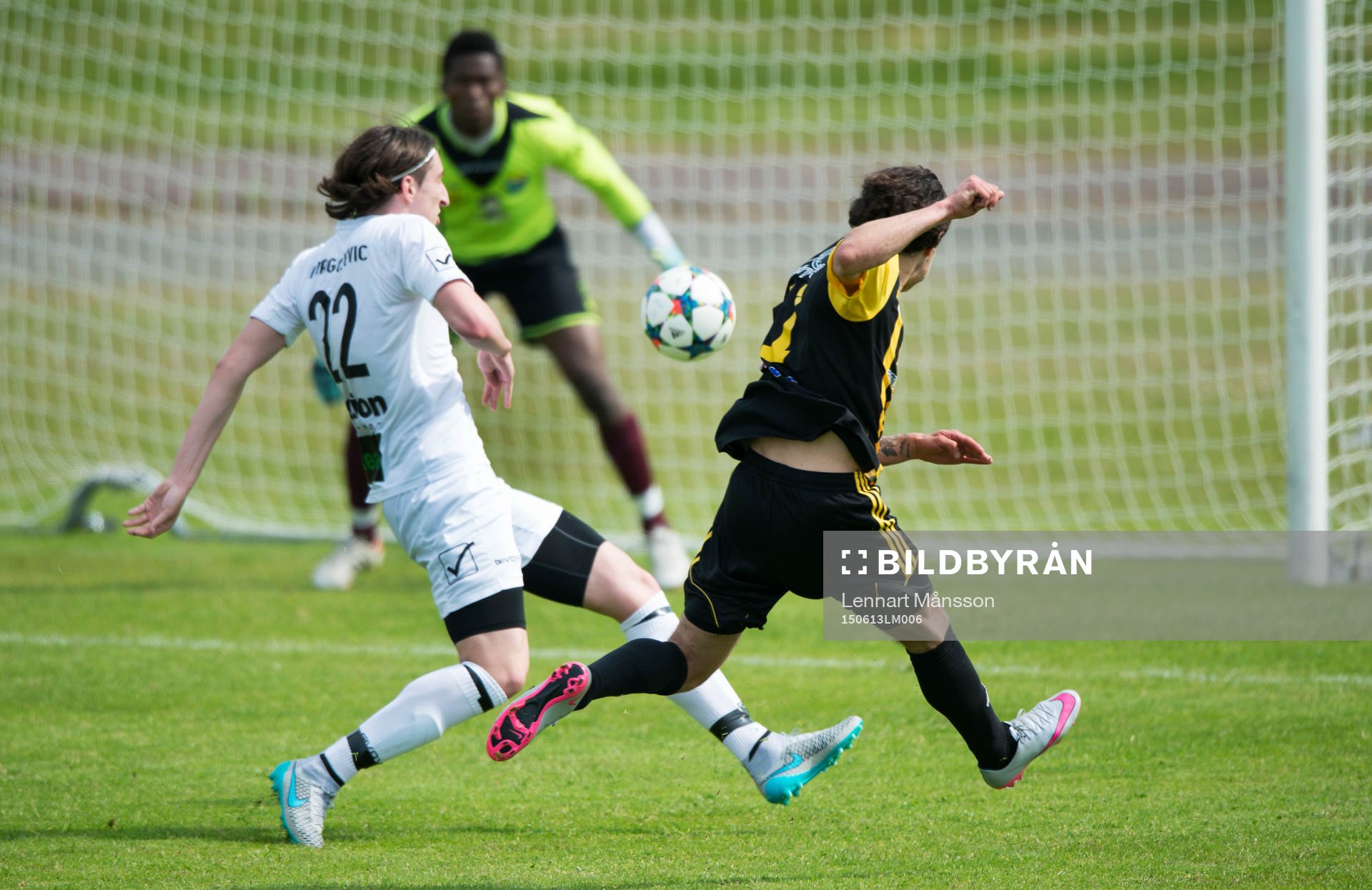 IFK Hässleholms Karim Al-Asi skjuter i matchen i division