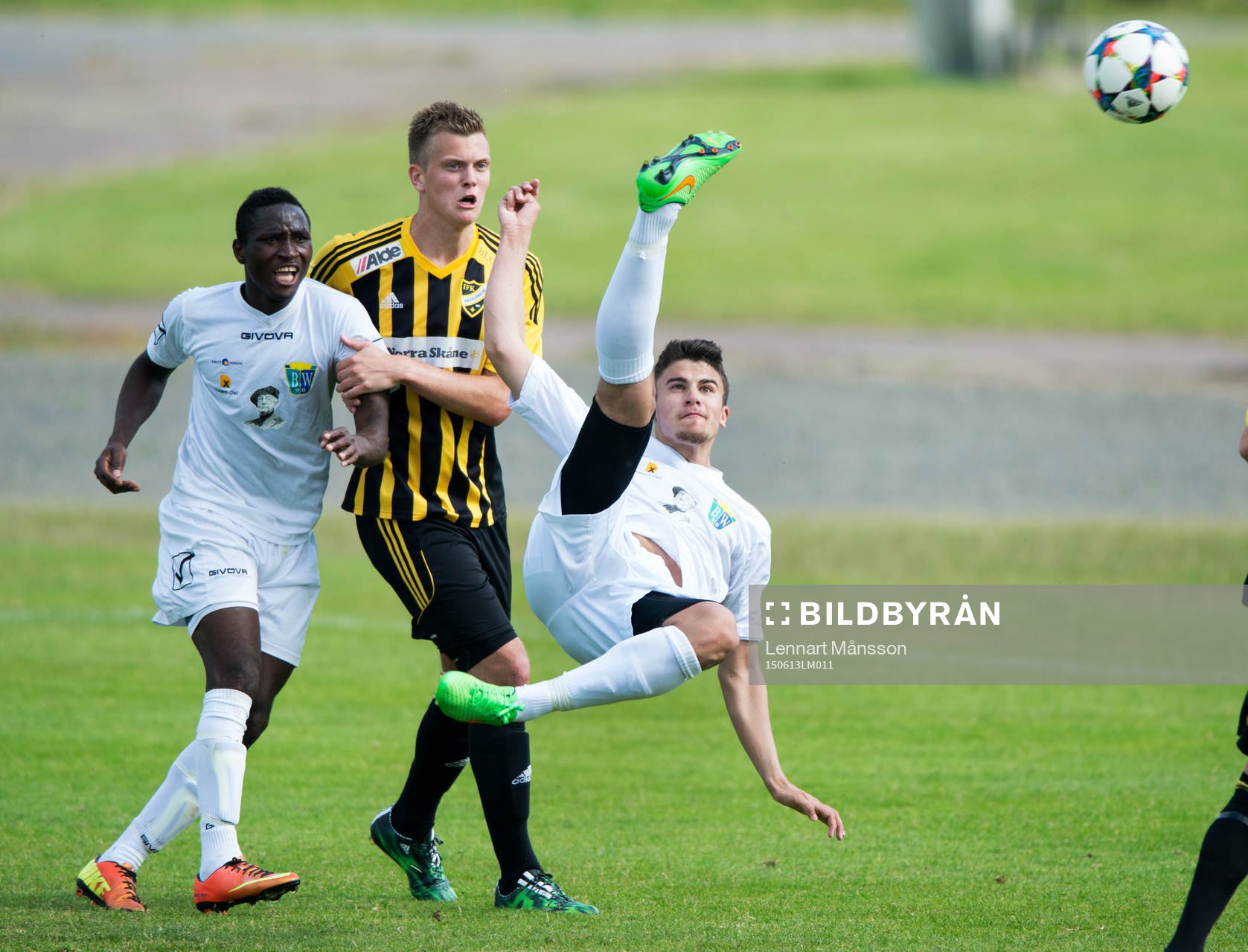 Brassespark i matchen i division 2 mellan IFK Hässleholm och BW90 i Hässleholm 13 juni 2015.