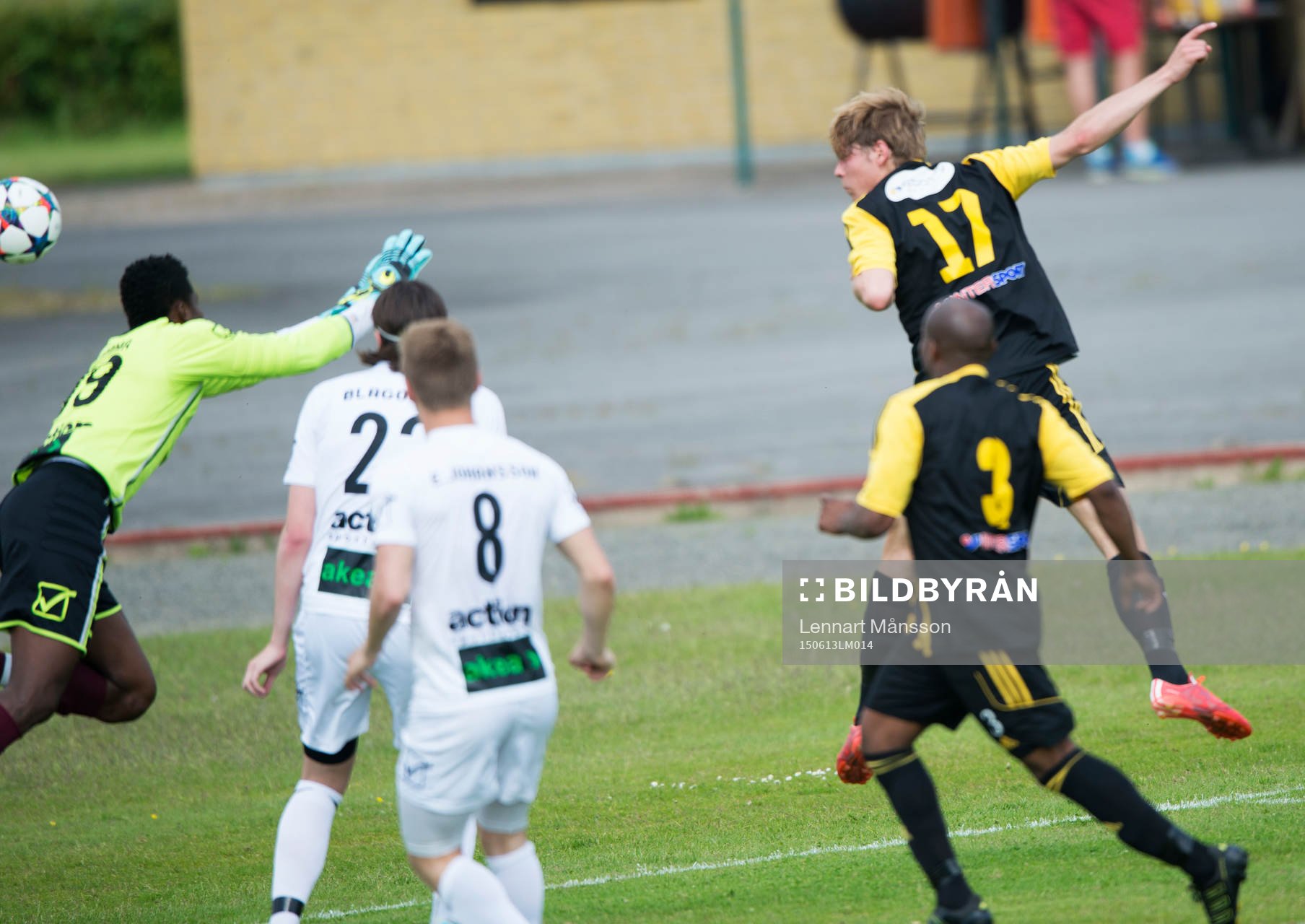 IFK Hässleholms Filip Ranmo nickar in 1-0 i matchen i