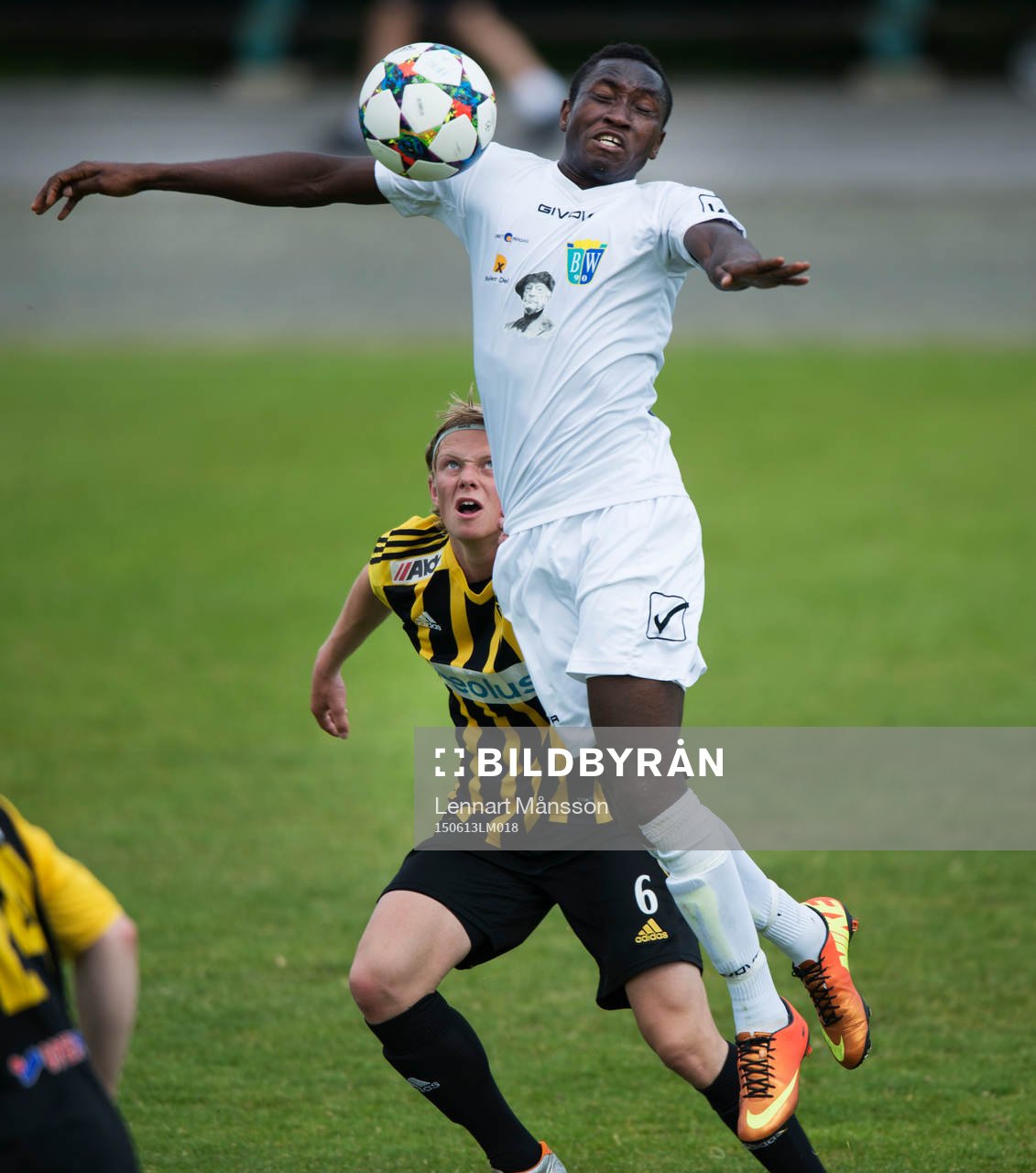IFK Hässleholms Philip Bengtsson kollar in en motståndare