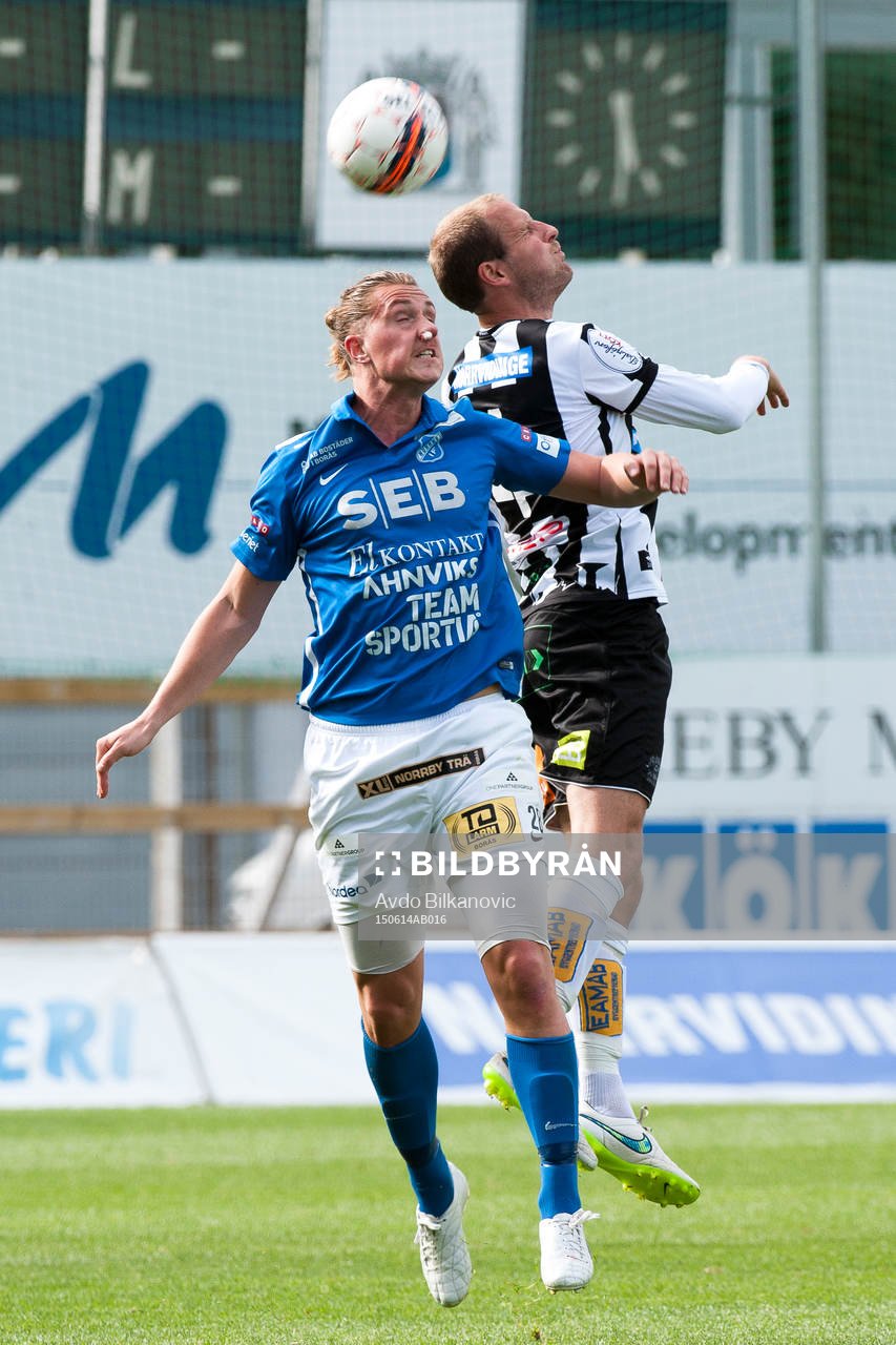 Norrbys Marcus Översjö i nickduell med Landskronas Mikael