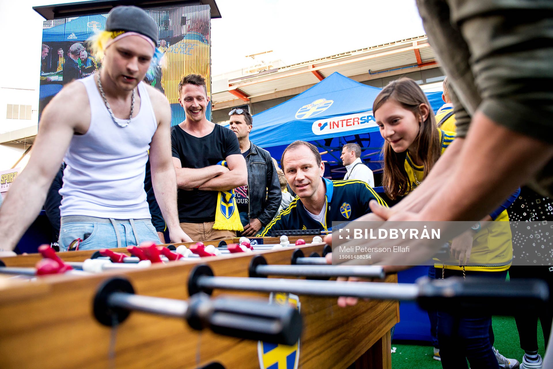 Jonas Eriksson dömer fussball-matcherna i Fan Zone