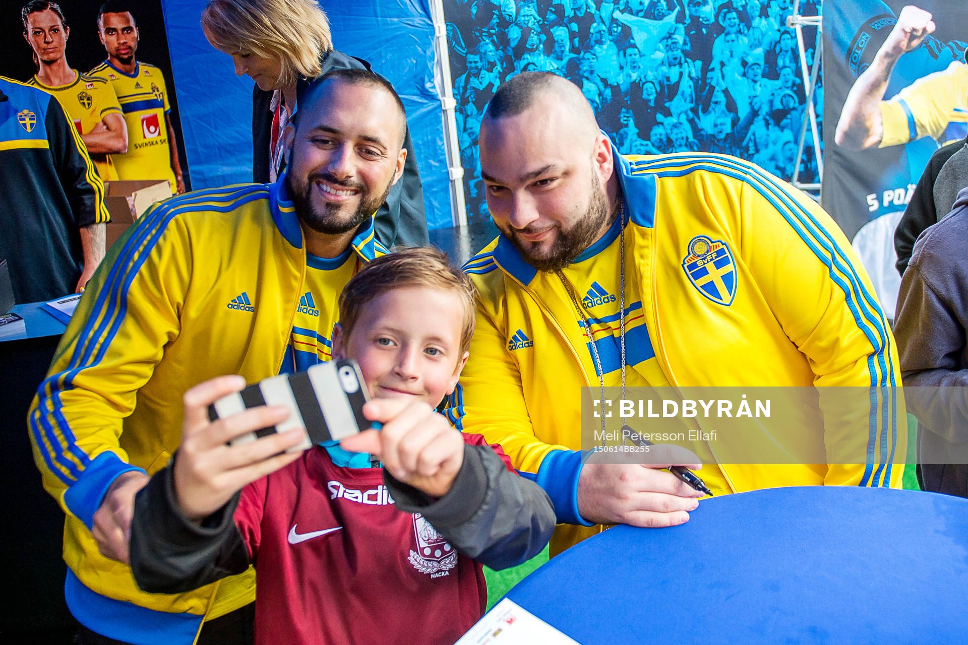 Medina skriver autografer och fotograferar sig med fansen