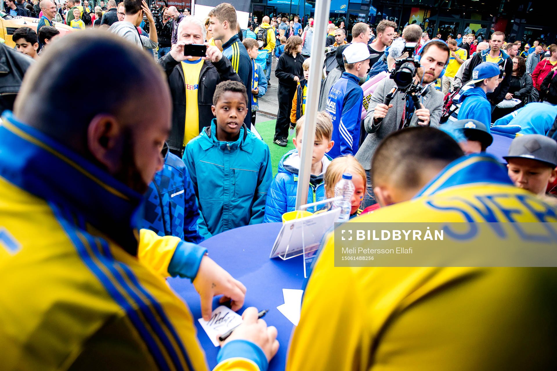 Medina skriver autografer och fotograferar sig med fansen