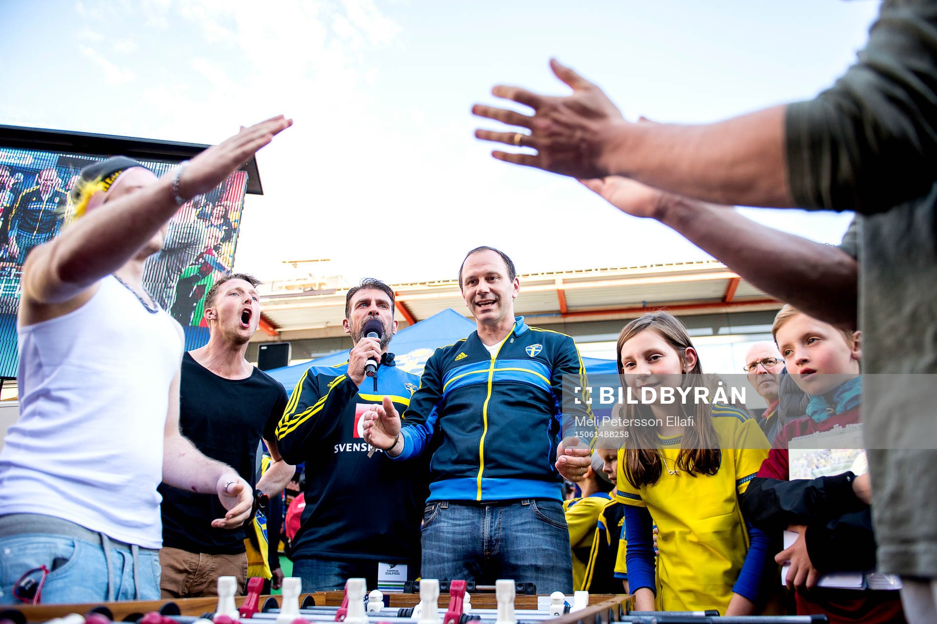 Jonas Eriksson dömer fussball-matcherna i Fan Zone