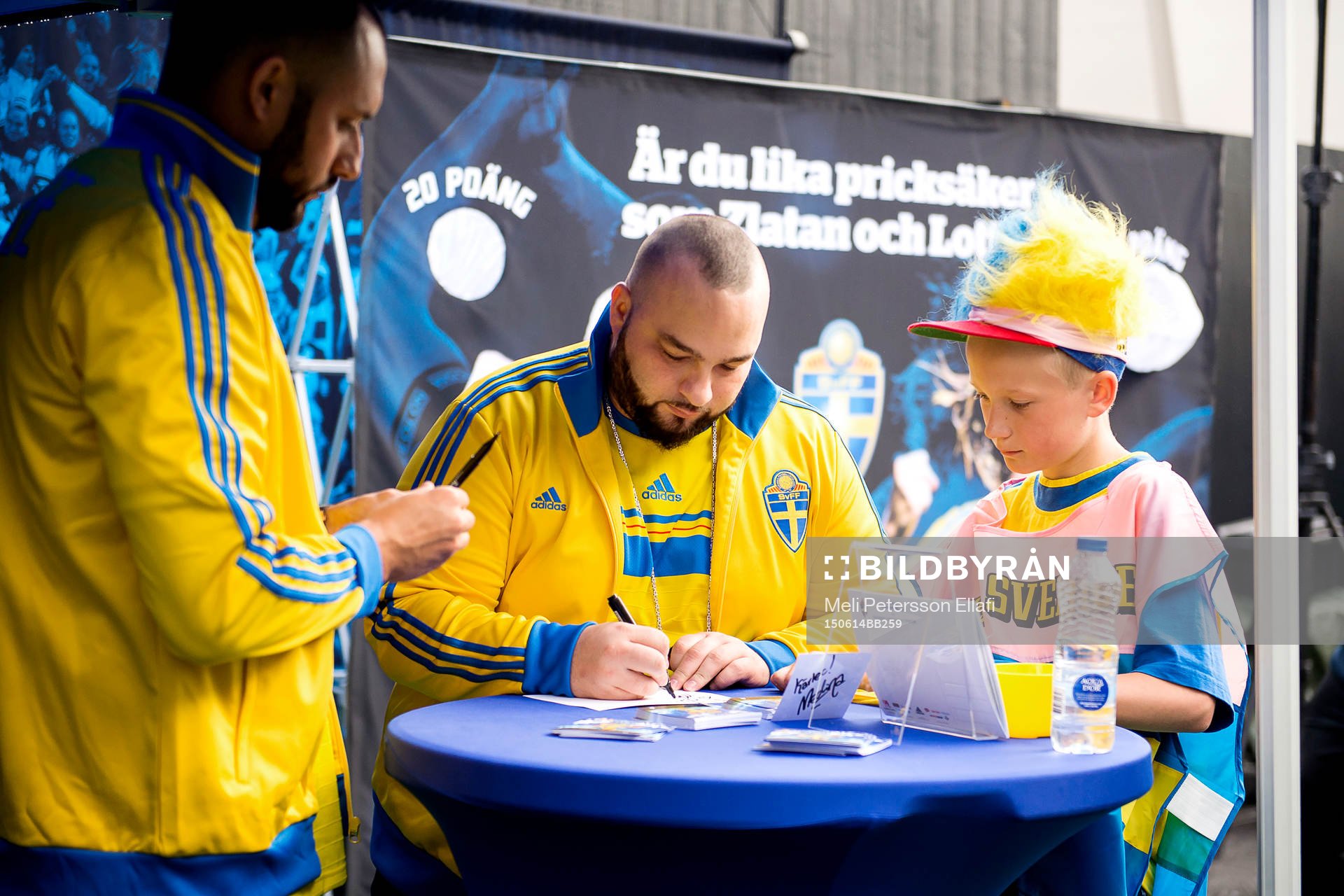 Medina skriver autografer och fotograferar sig med fansen