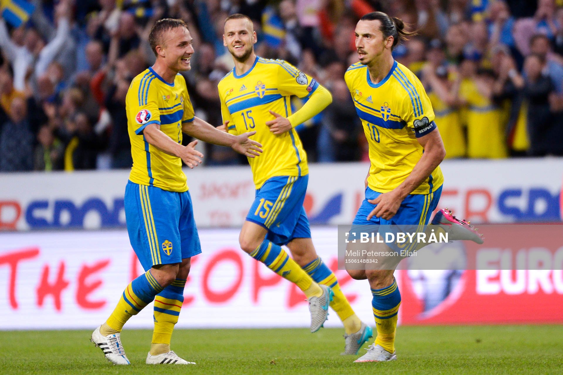 Sveriges Pierre Bengtsson, Alexander Milosevic och Zlatan Ibrahimovic jublar efter 2-0 under EM-kvalet i fotboll mellan Sverige och Montenegro den 14 juni 2015 i Stockholm.