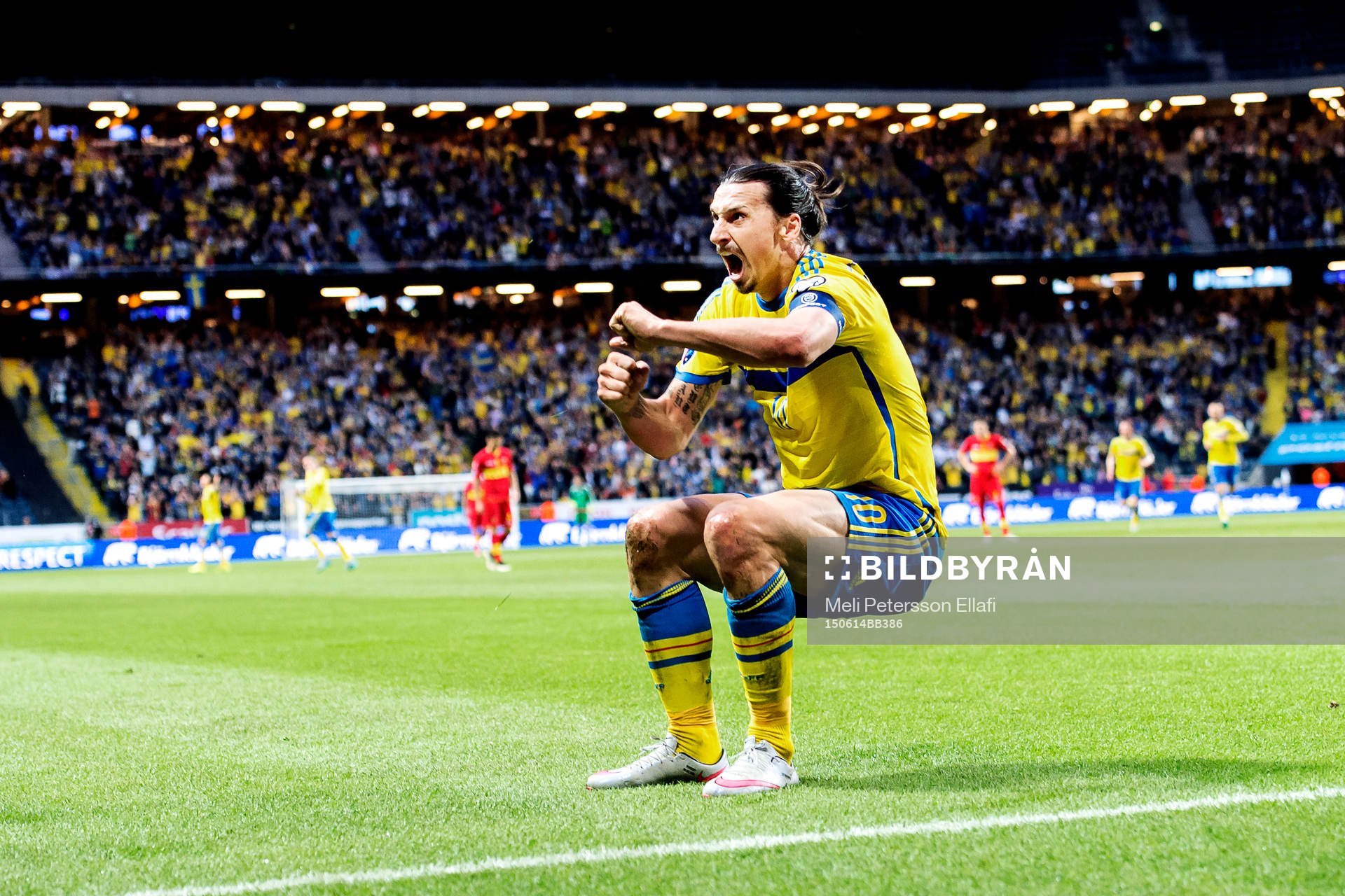 Sveriges Zlatan Ibrahimovic jublar och gör en