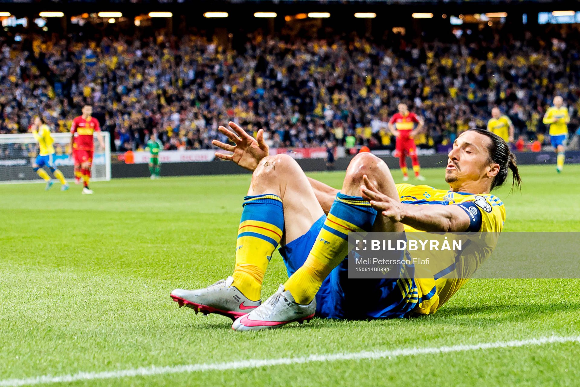 Sveriges Zlatan Ibrahimovic jublar och gör en