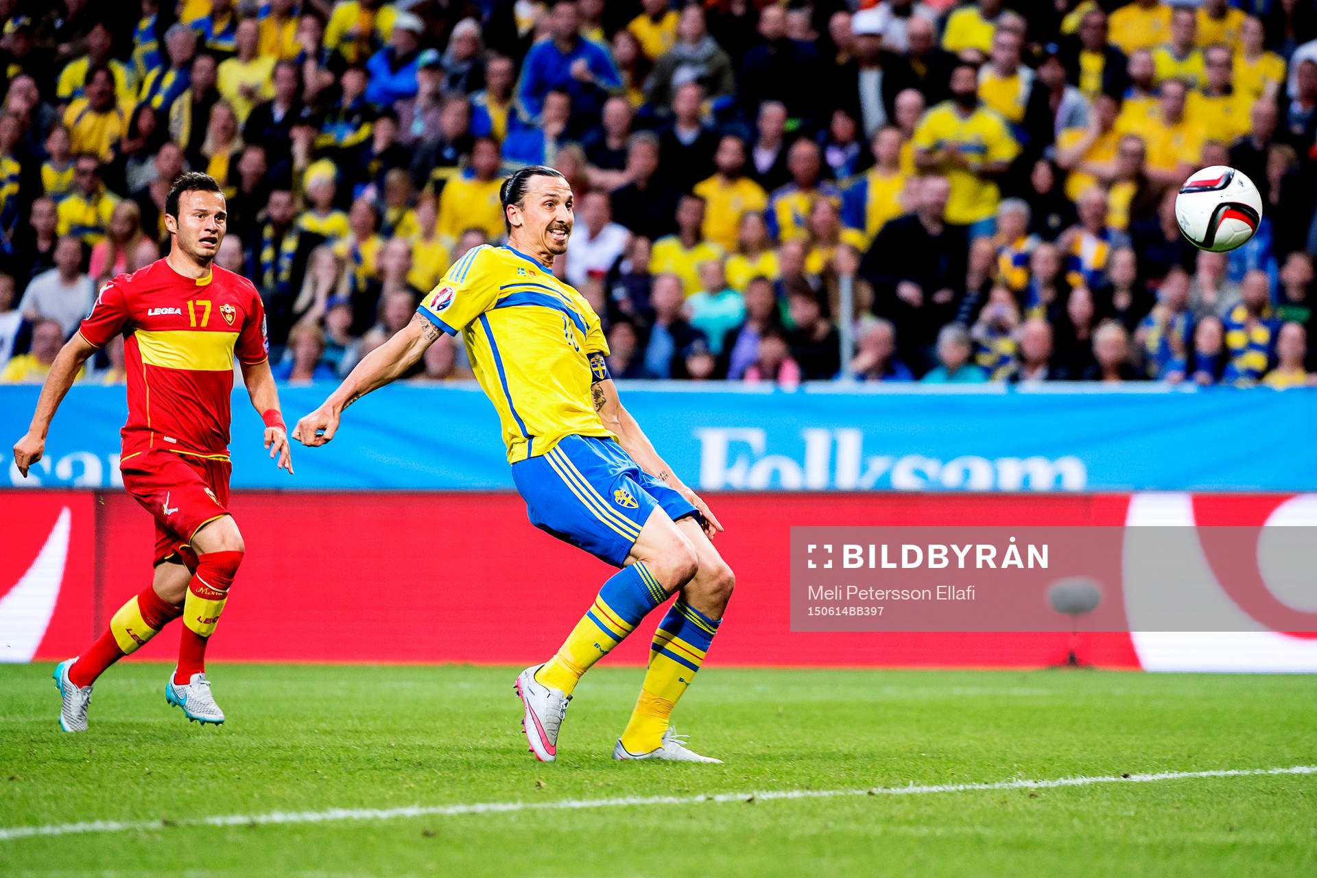 Montenegros Elsad Zverotic och Sveriges Zlatan Ibrahimovic
