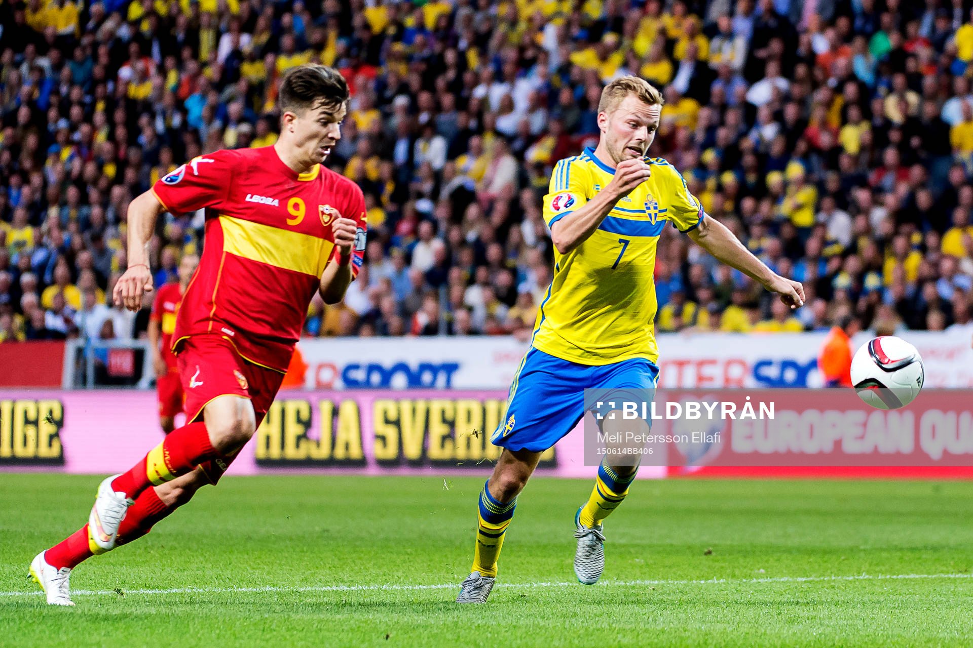 Montenegros Stefan Mugosa och Sveriges Sebastian Larsson under EM-kvalet i fotboll mellan Sverige och Montenegro den 14 juni 2015 i Stockholm.