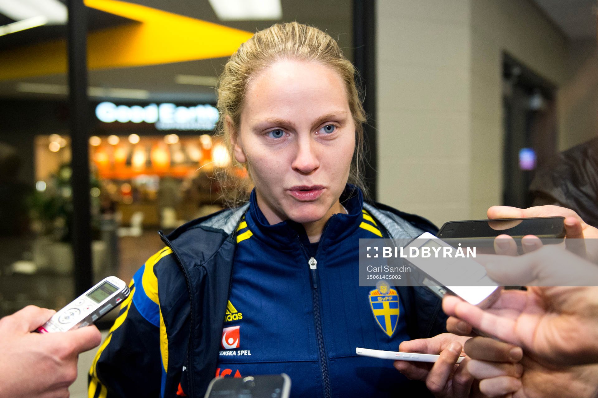 Sveriges Lisa Dahlkvist blir intervjuad