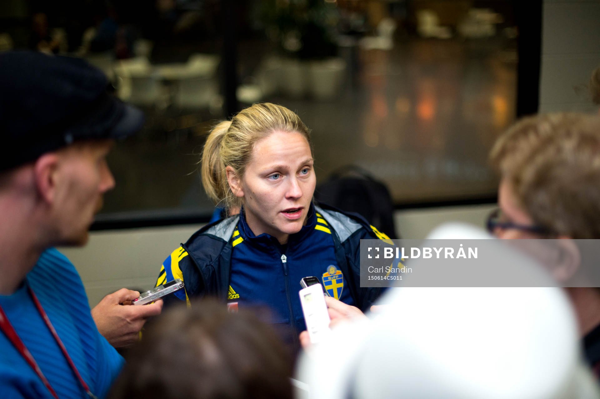 Sveriges Lisa Dahlkvist blir intervjuad