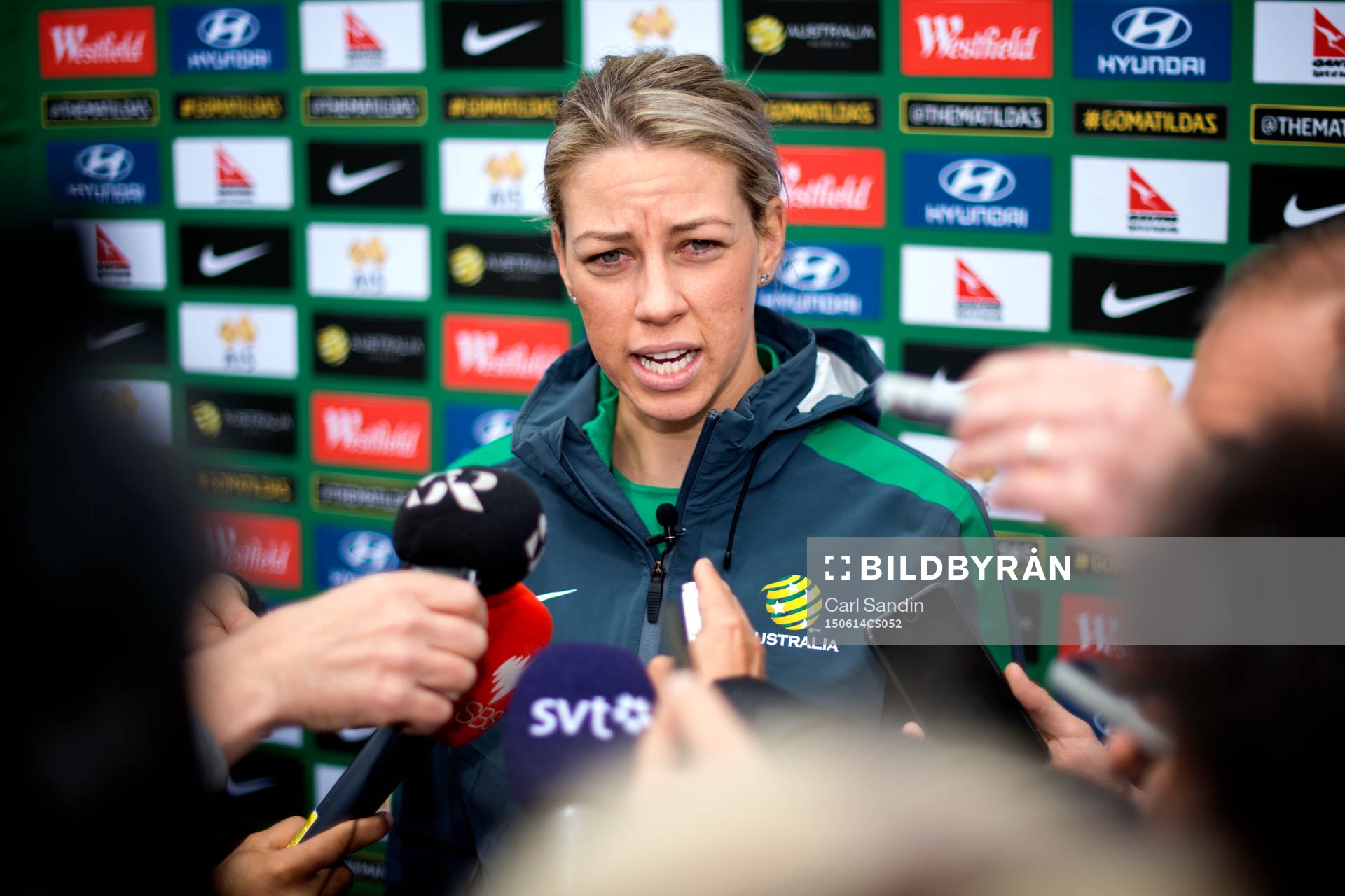 Australiens Alanna Kennedy blir intervjuad