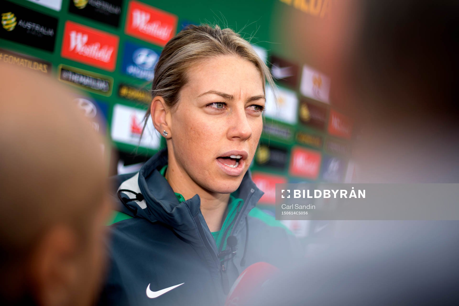 Australiens Alanna Kennedy blir intervjuad