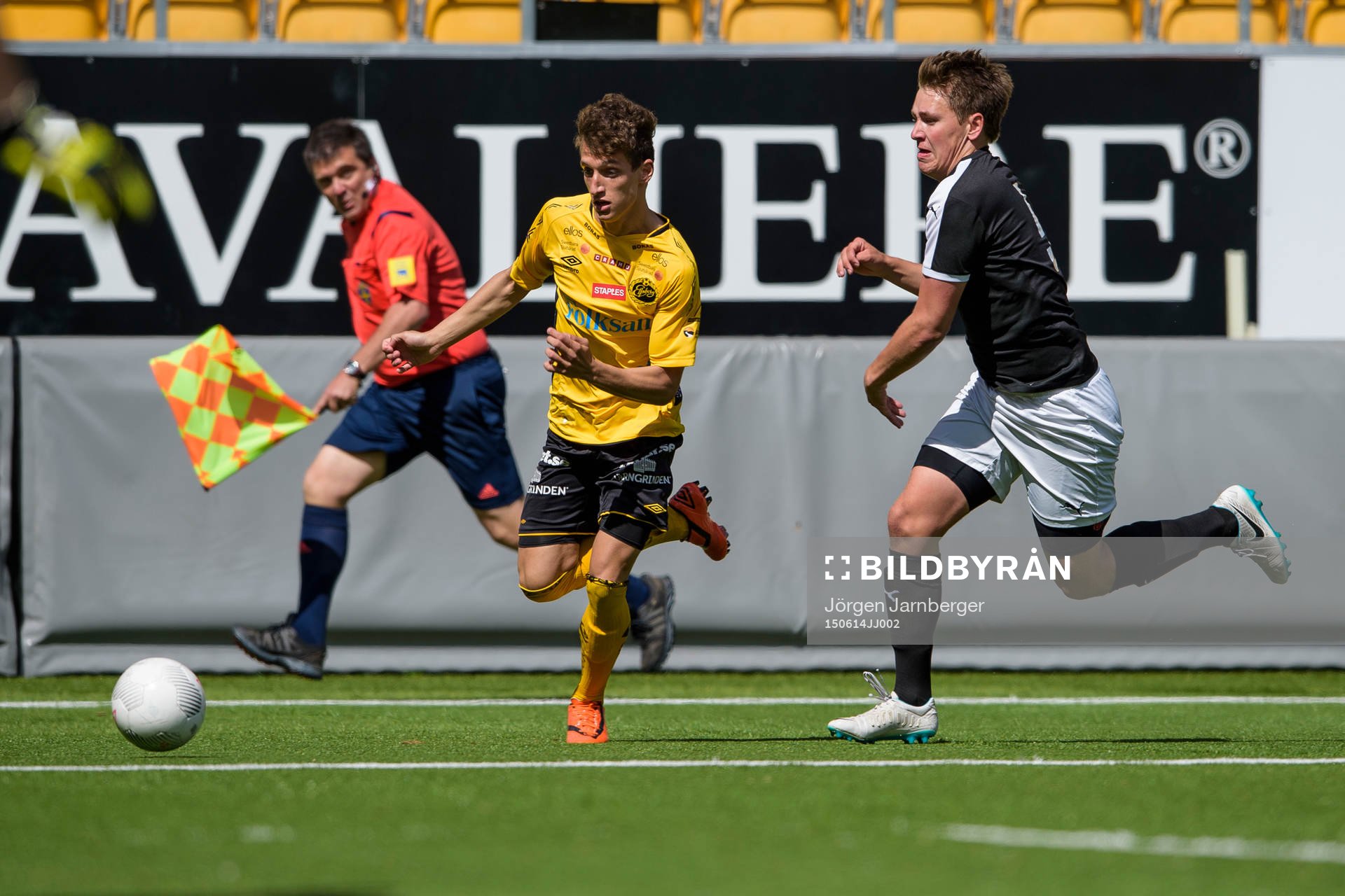 Elfsborg Arian Kabashi tar sig förbi Lunds Simon Nilsson