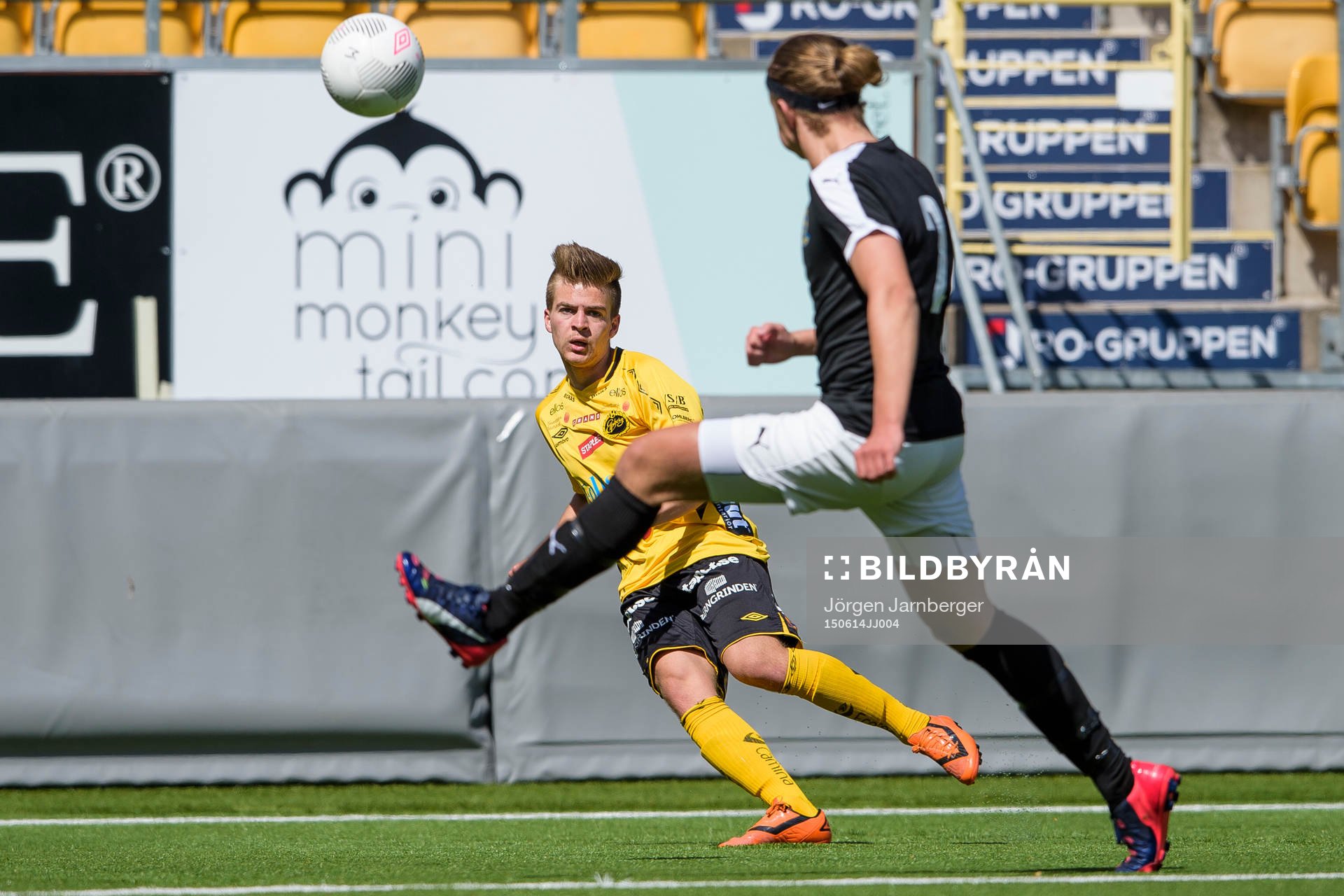 Elfsborg Oscar Iglicar Berntsson slår bollen förbi Lunds
