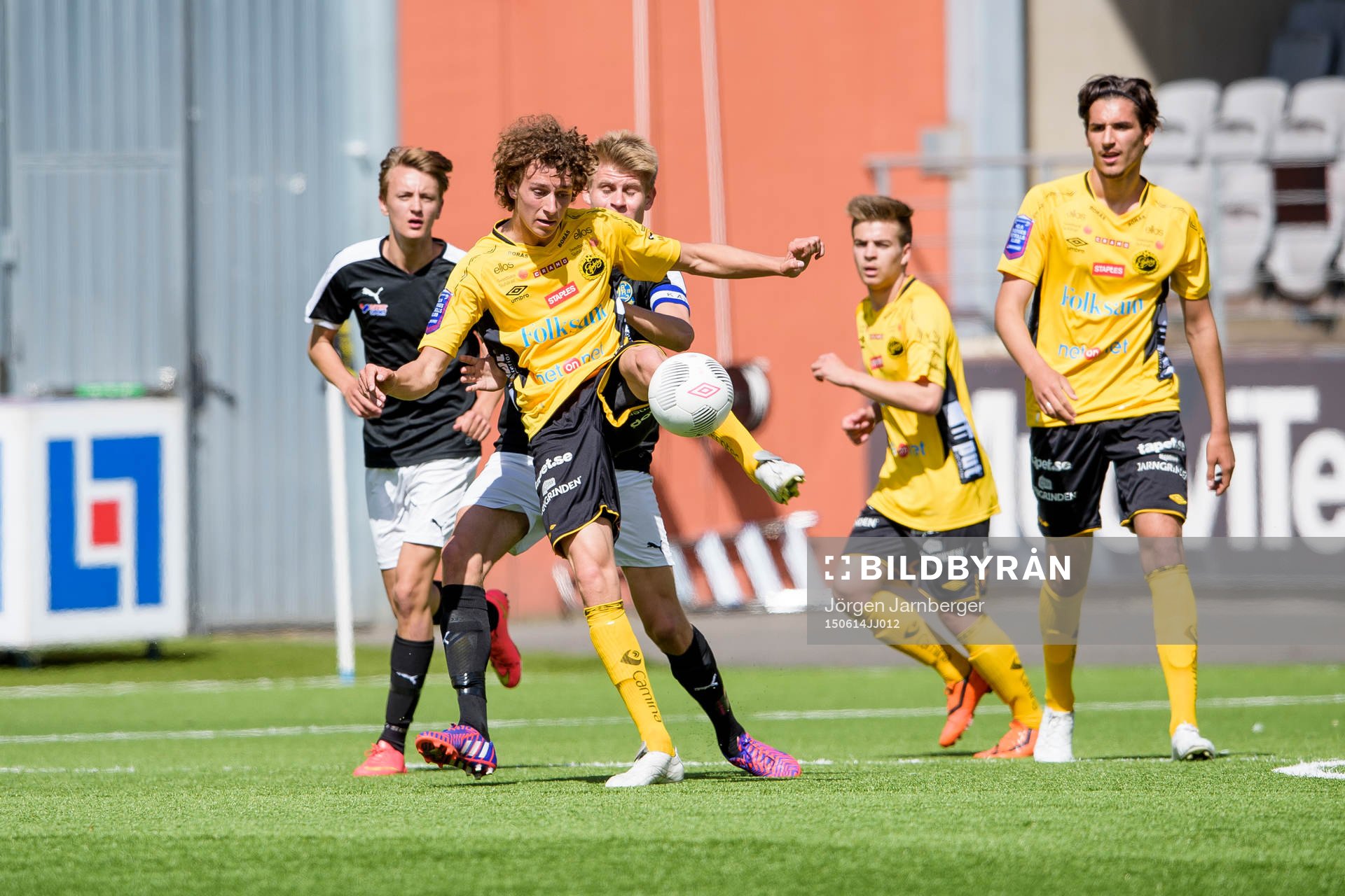 Elfsborg Christopher Mc Vey rensar undan bollen i eget