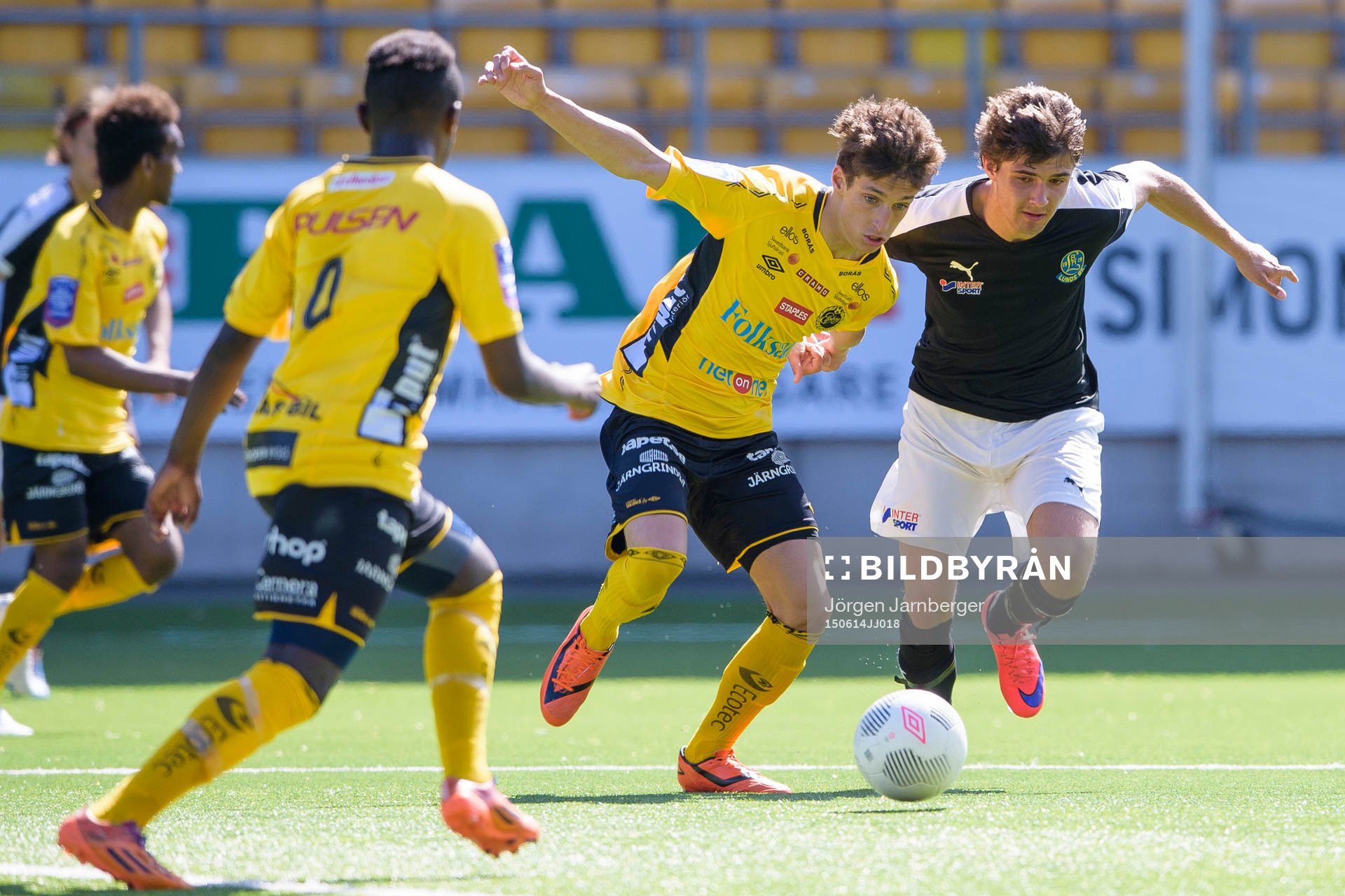 Elfsborg Arian Kabashi och Lunds Emil Killander i kamp