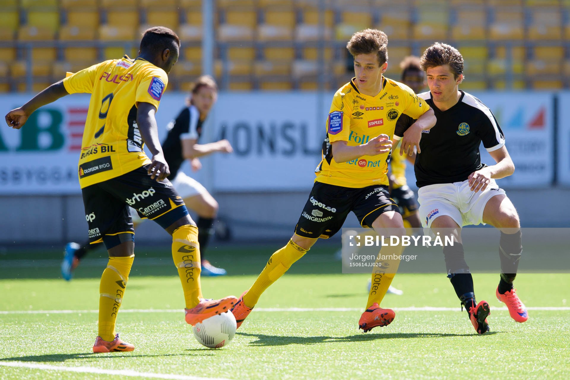Elfsborg Arian Kabashi och Lunds Emil Killander i kamp