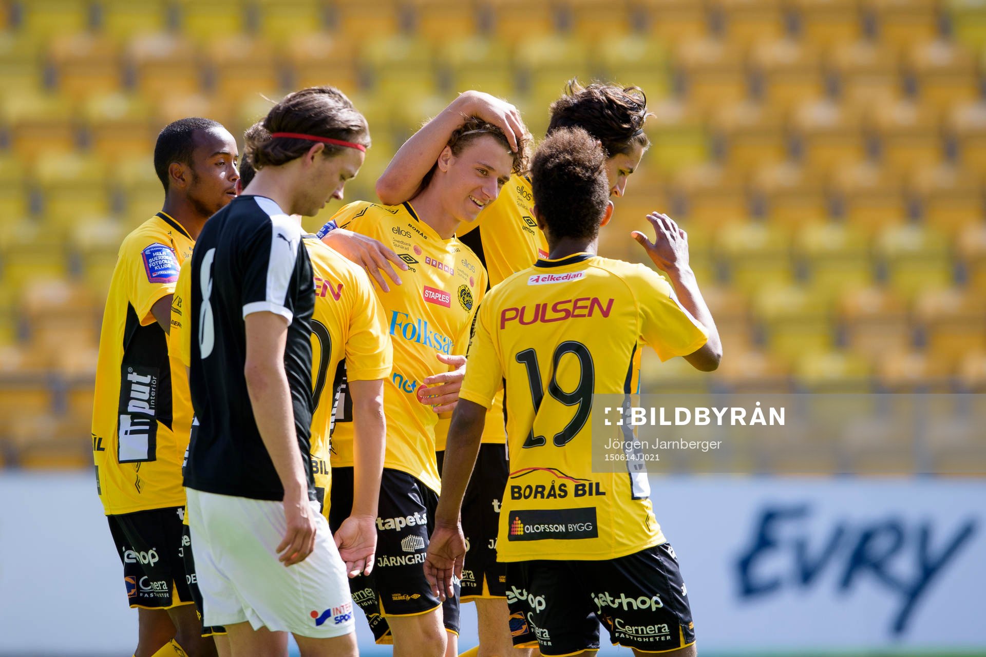Elfsborg Christopher Mc Vey (mitt i bild) klappas om