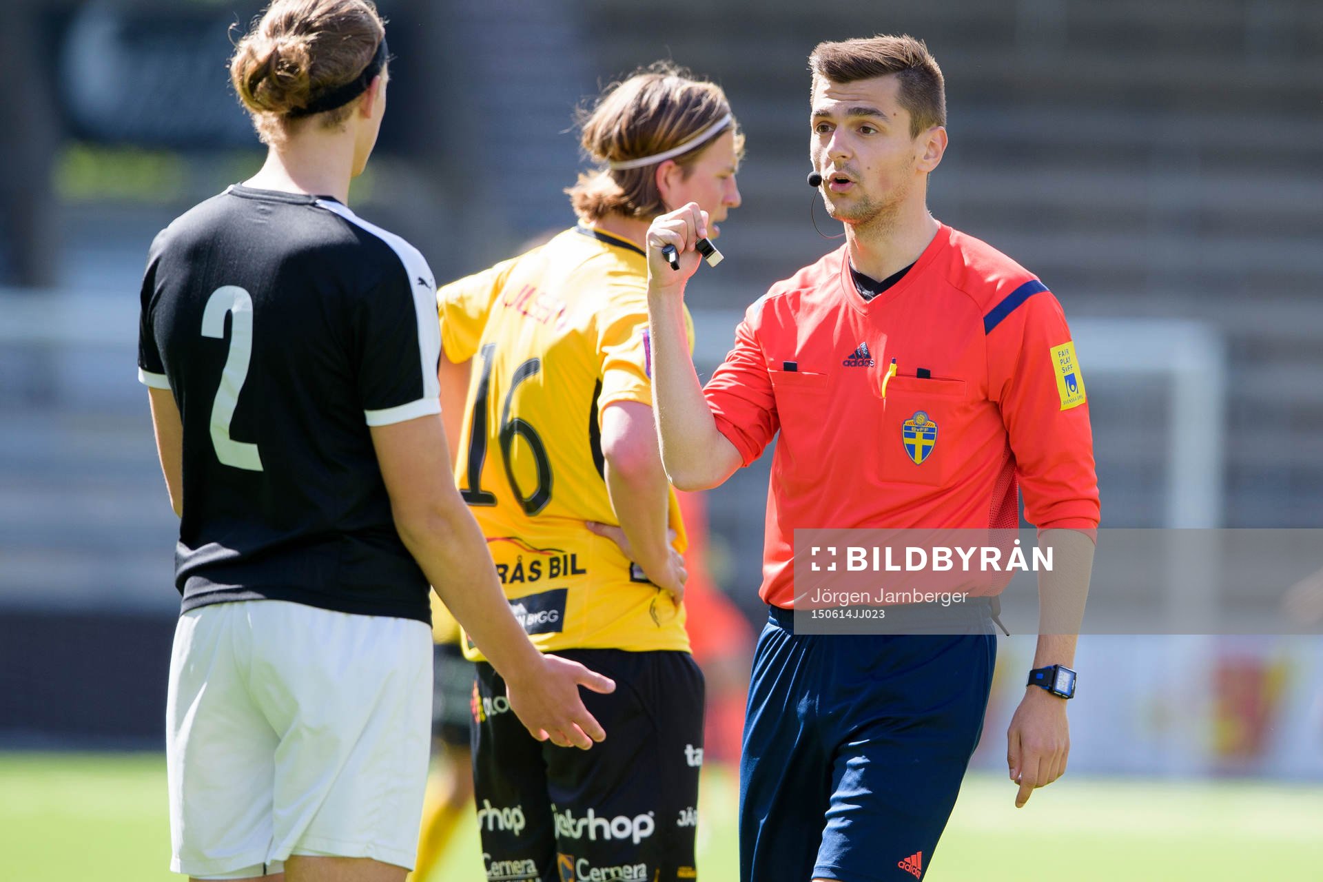 Domare Admir Hasanbegovic pratar med Lunds Ludvig Persson