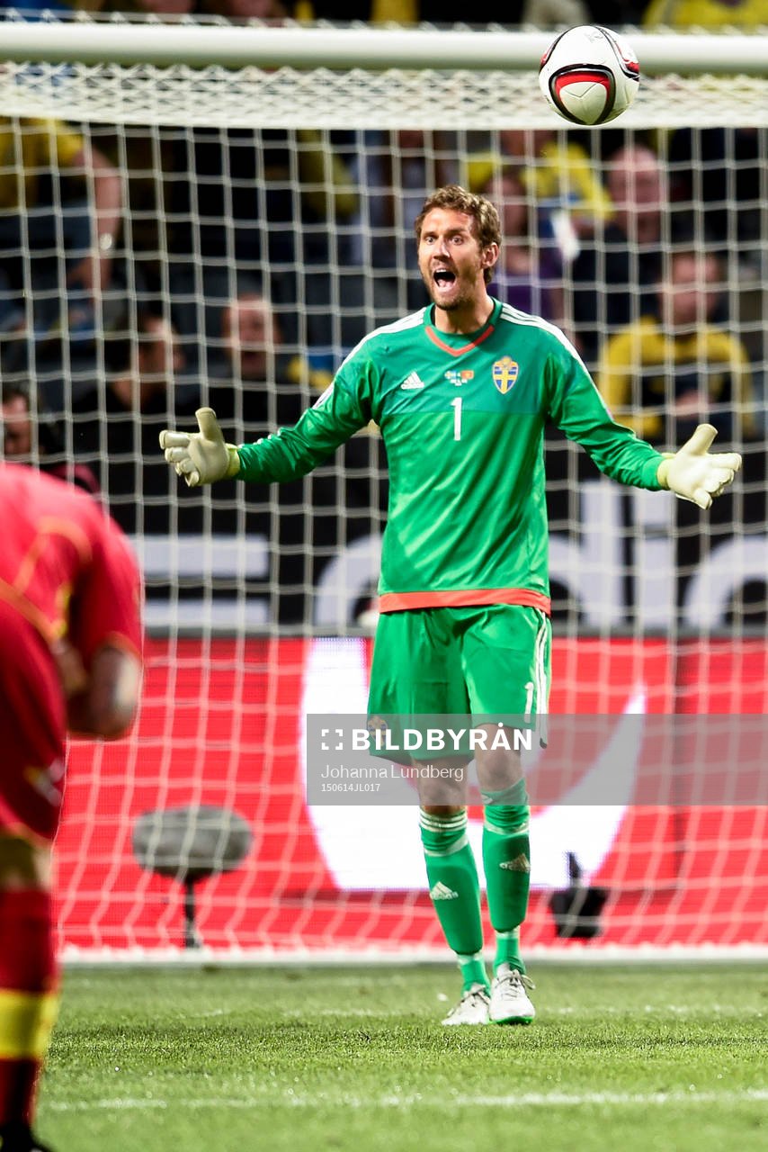 Sveriges målvakt Andreas Isaksson reagerar