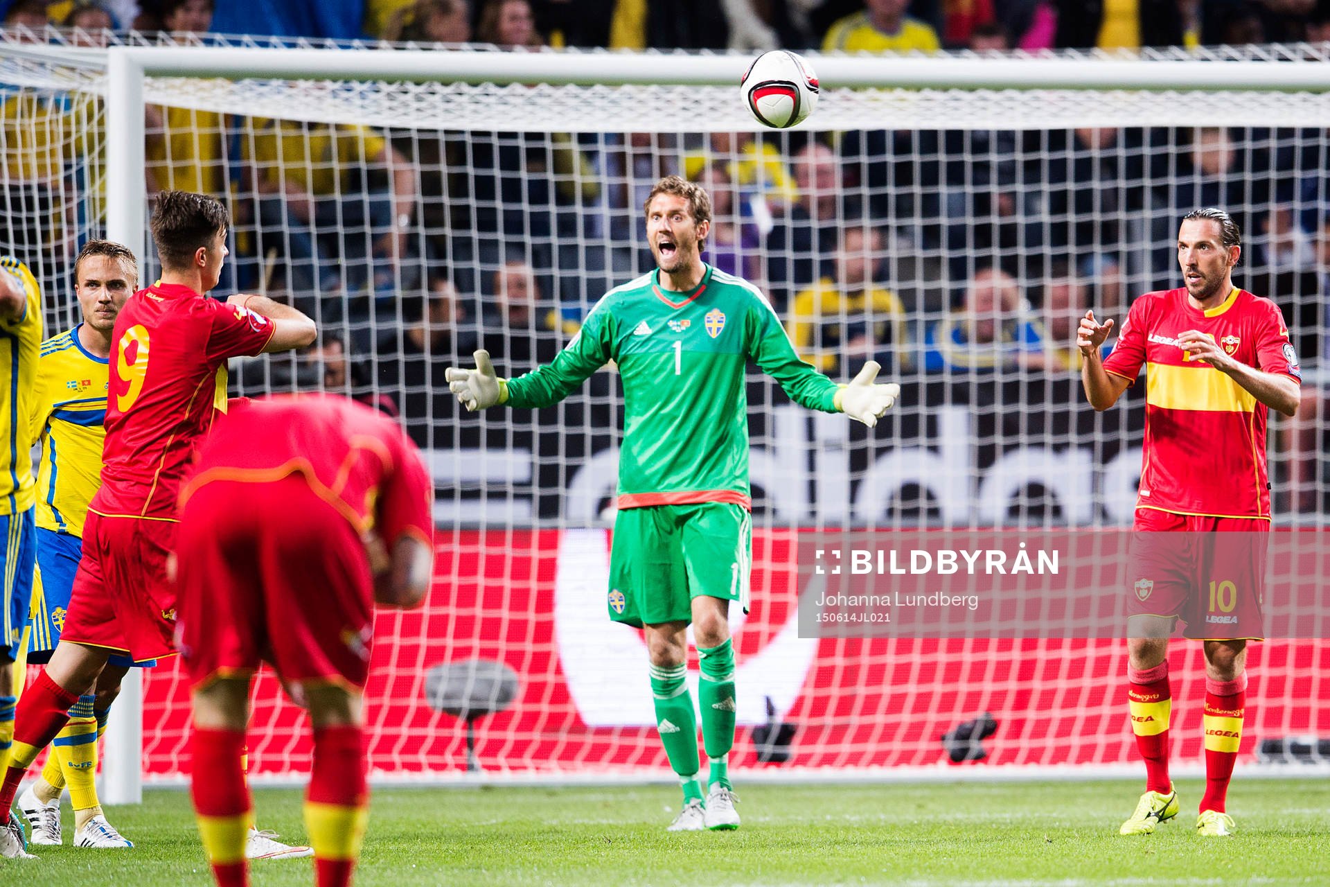 Sveriges målvakt Andreas Isaksson reagerar